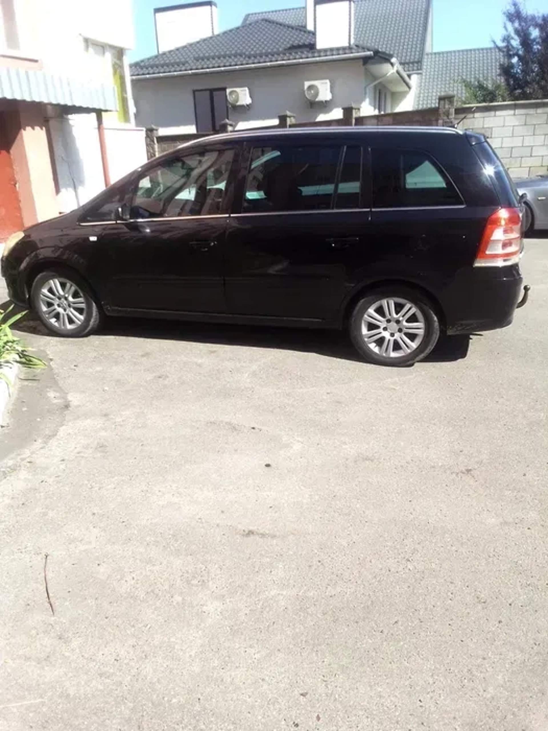 Легковий автомобіль в ідеальному стані