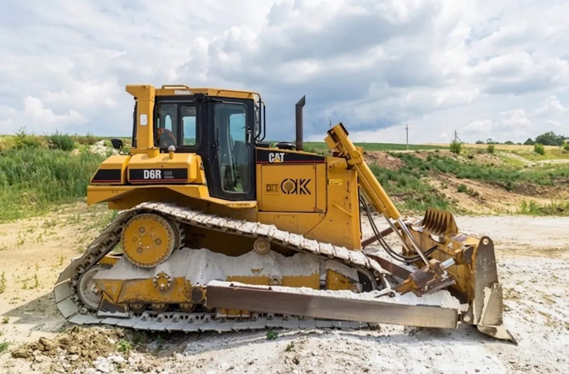 Бульдозер Caterpillar D6R для виконання будівельних робіт