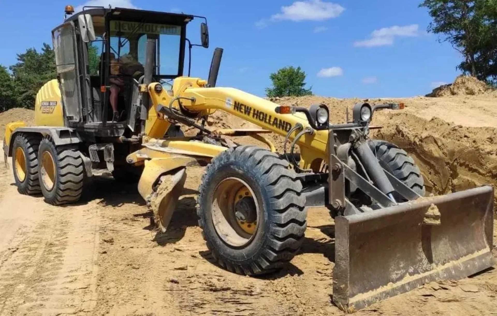 Автогрейдер New Holland 156.7 для дорожніх робіт
