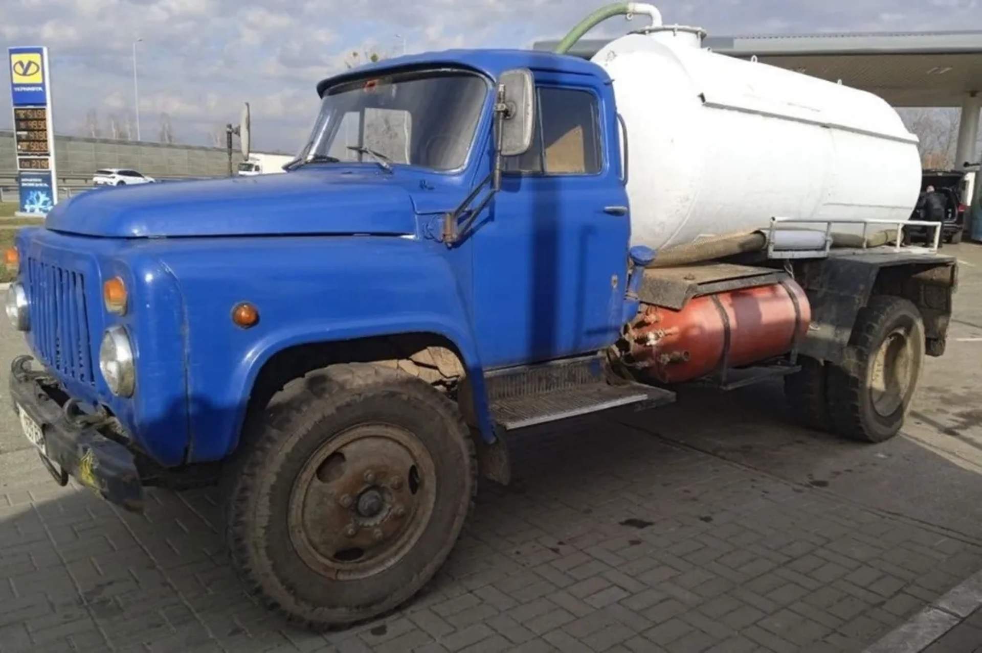 Асенізатор на шасі Газ 53 для викачування рідких побутових відходів