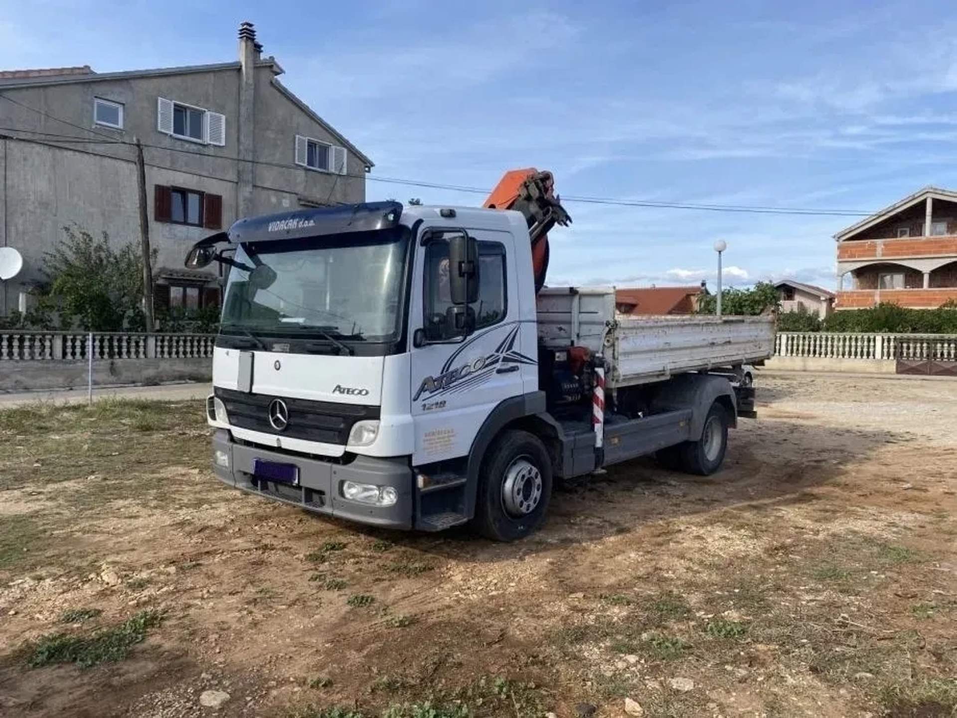 Кран-маніпулятор на базі Mercedes-Benz Atego для перевезення вантажів