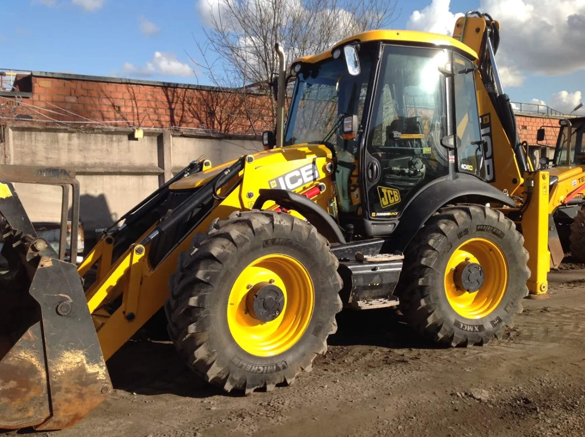 Екскаватор -Навантажувач JCB: Всі Види Земельних Робіт!
