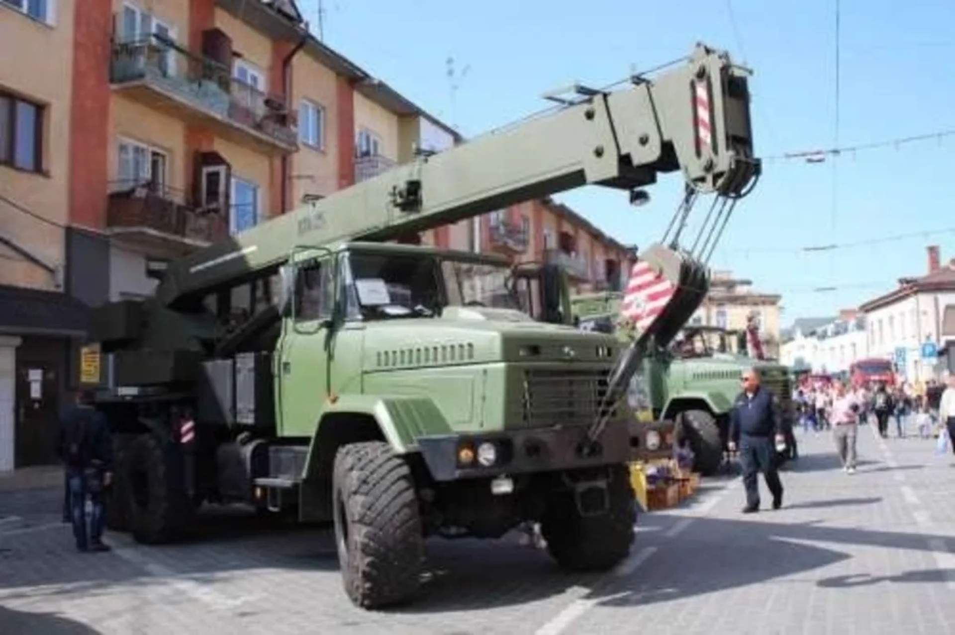 Автокран КТА-25 для вантажопідйомних та монтажних робіт.