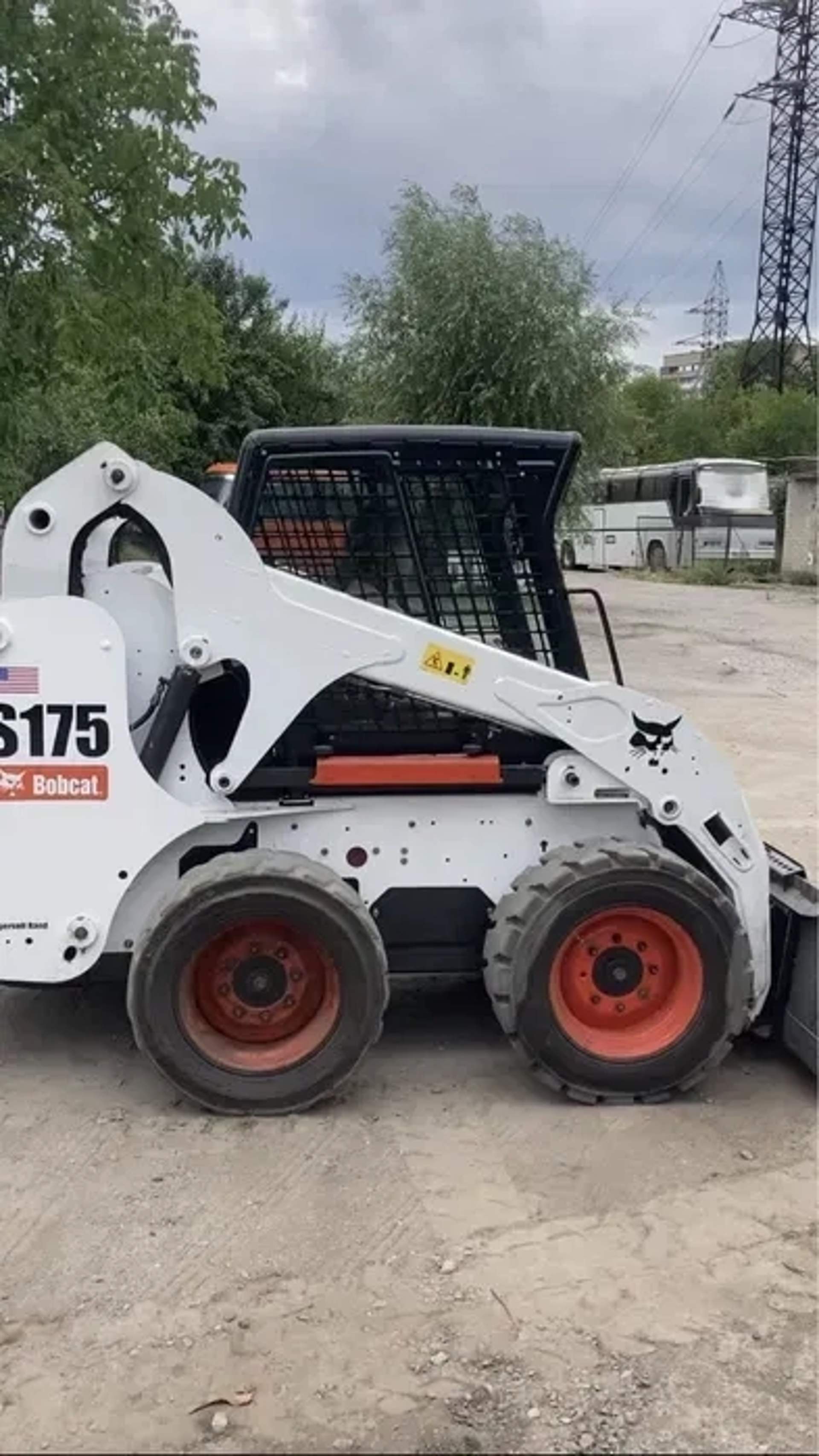 Надійний міні-навантажувач BOBCAT S175