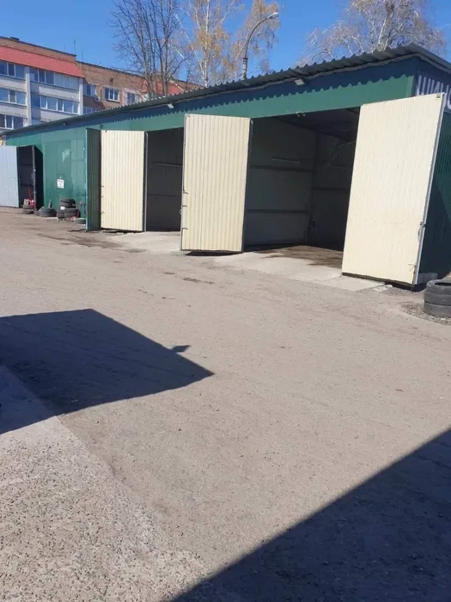 Просторий гараж з підйомним краном