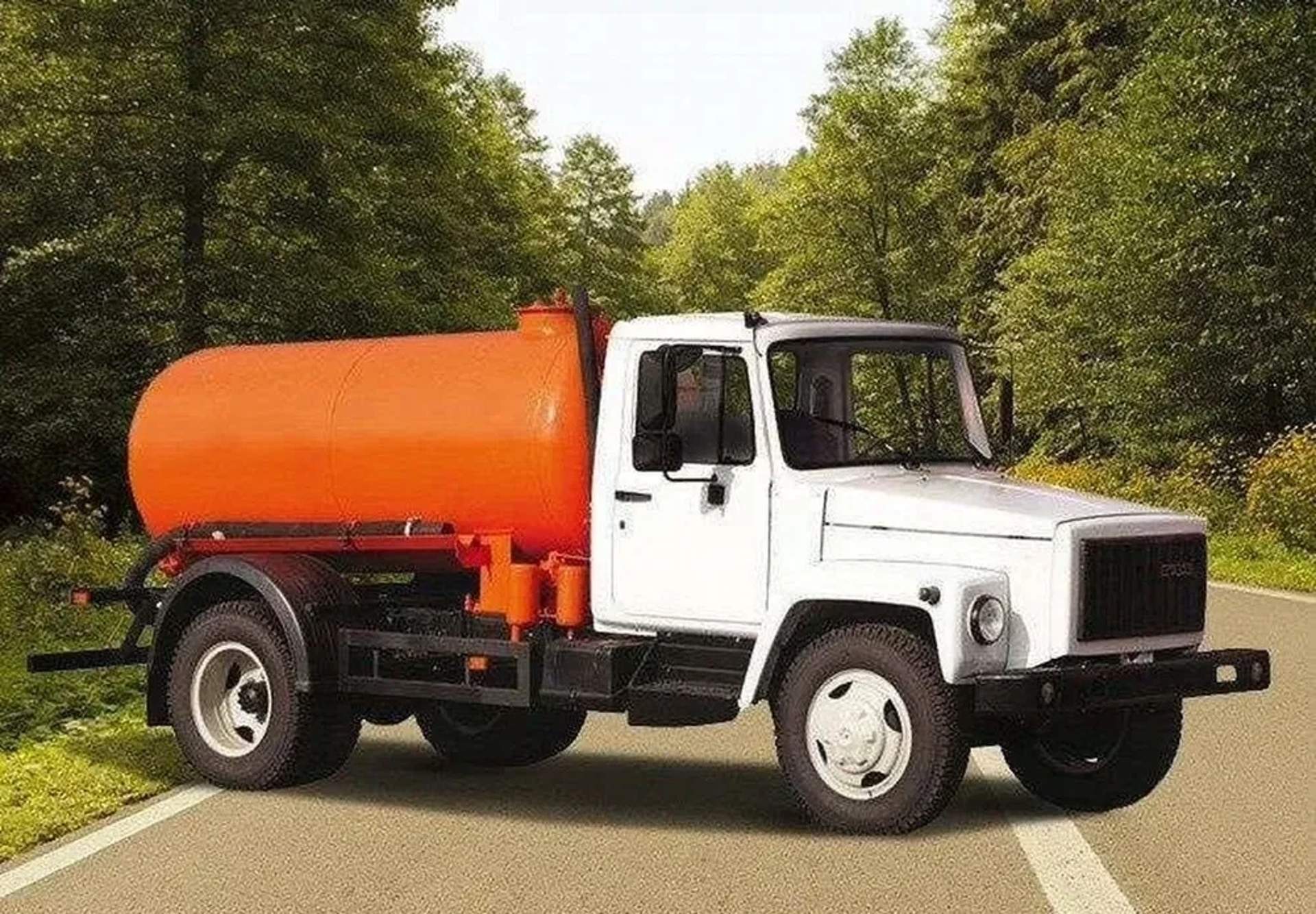 Асенізтор на базі ГАЗ 3307 для відкачування рідких побутових відходів.