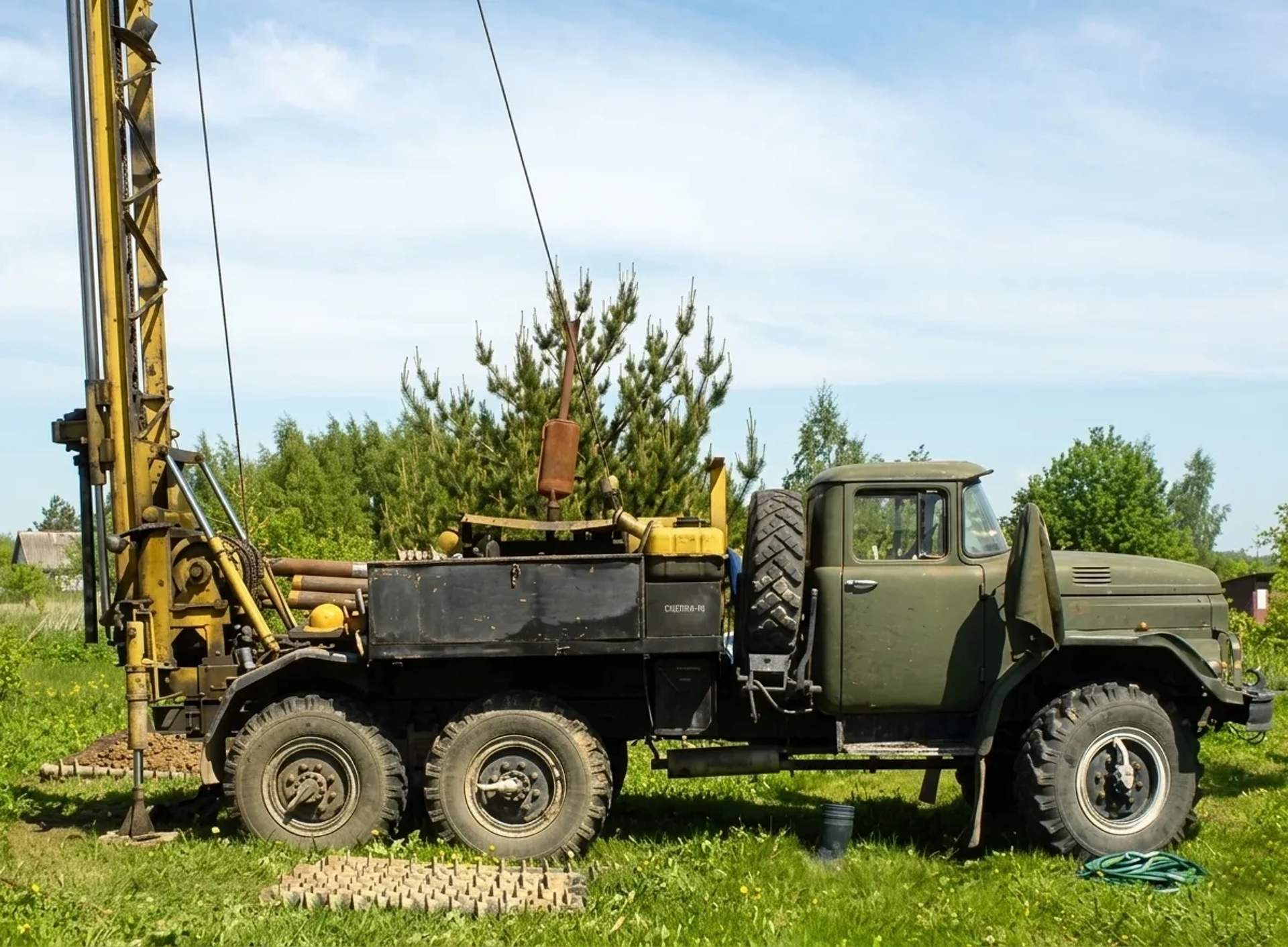Мобільна бурова установка для буріння на базі вантажного автомобіля