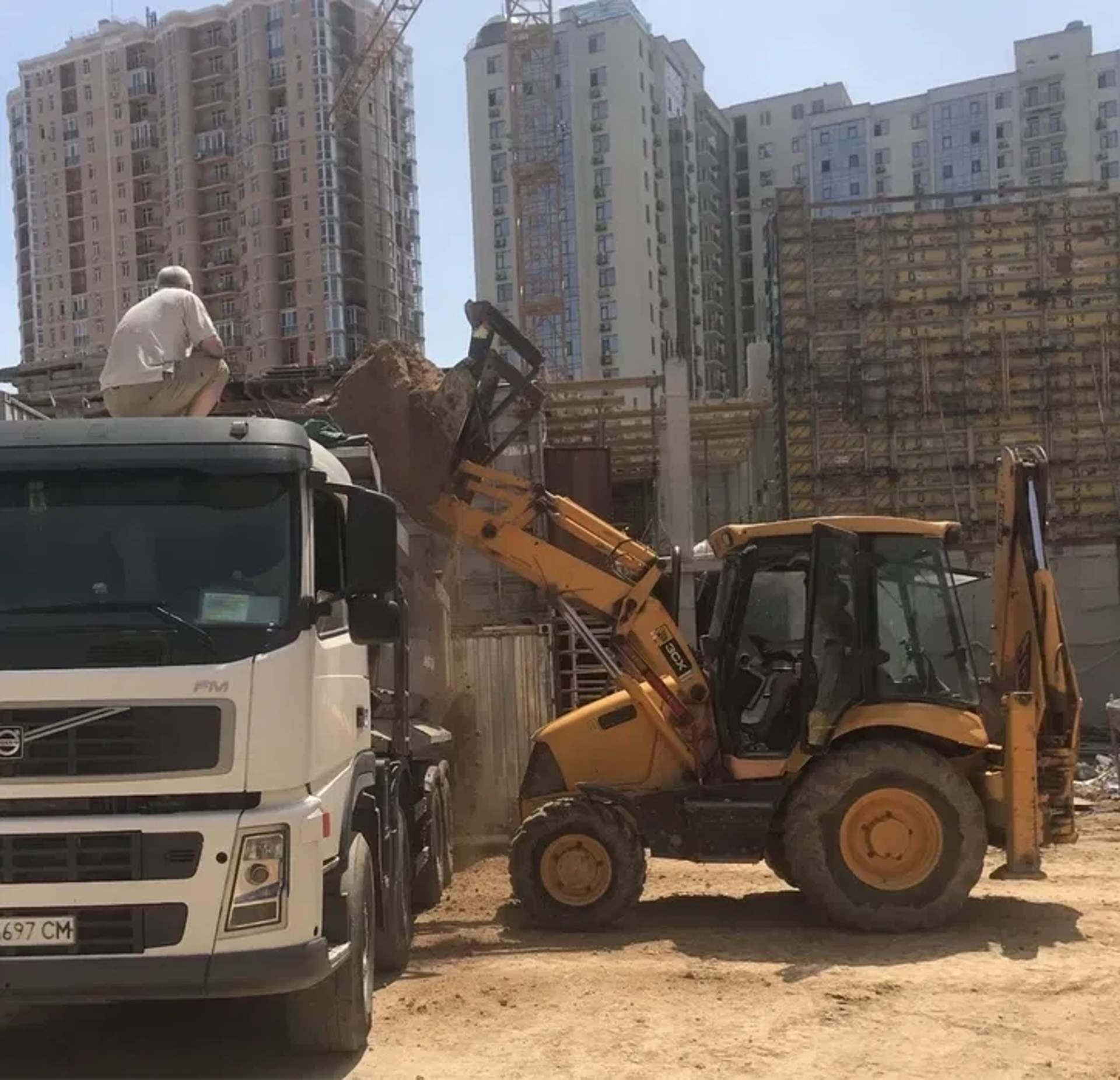 Екскаватор-навантажувач JCB 3CX для будівельних і комунальних робіт.