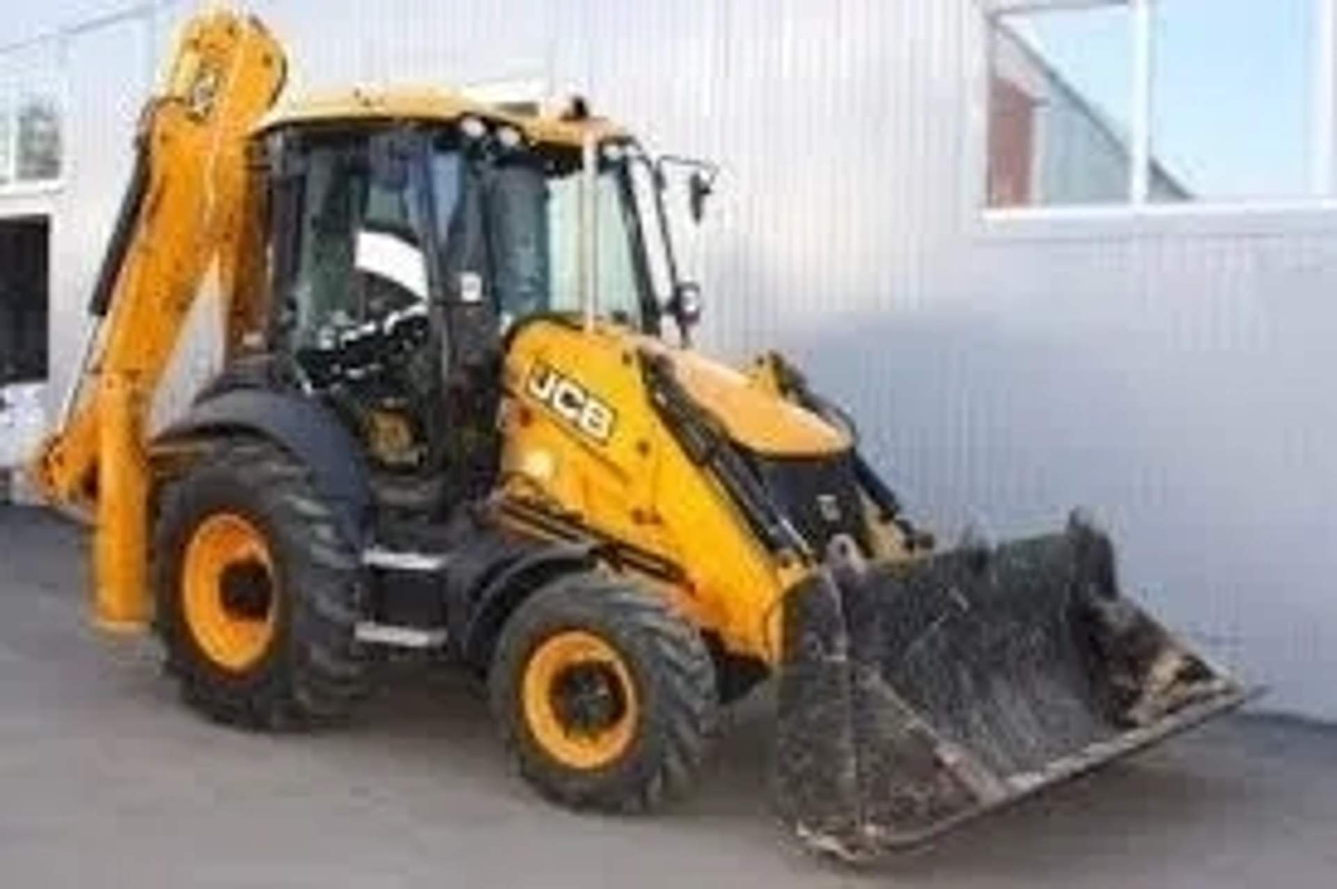Екскаватор-навантажувач JCB 3CX для планування територій