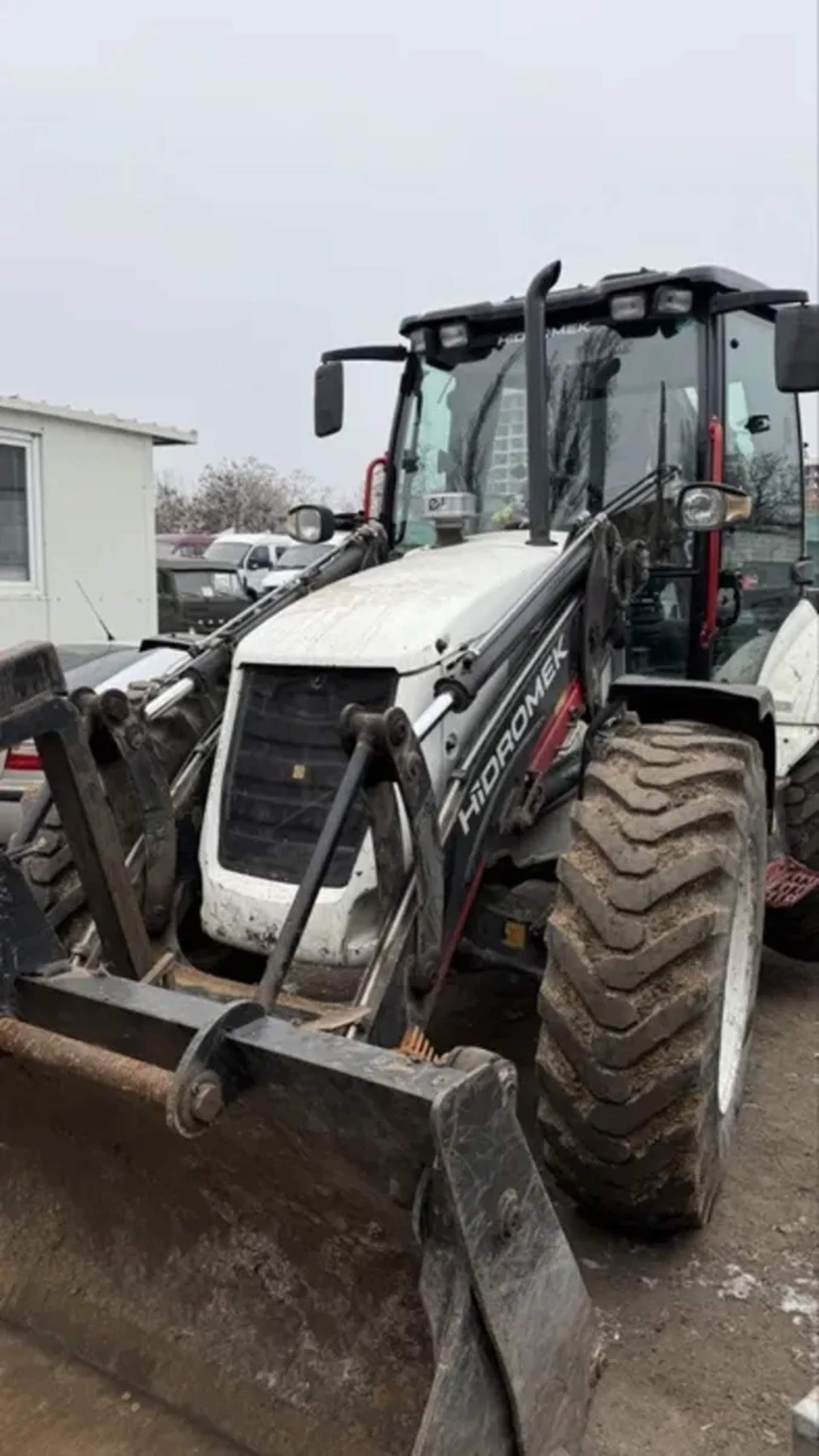 Екскаватор - навантажувач Hidromek HMK 102B.