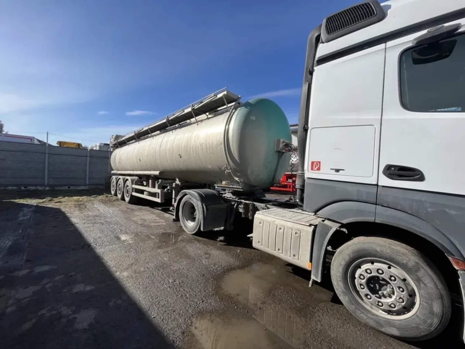 Автоцистерна для наливних вантажів