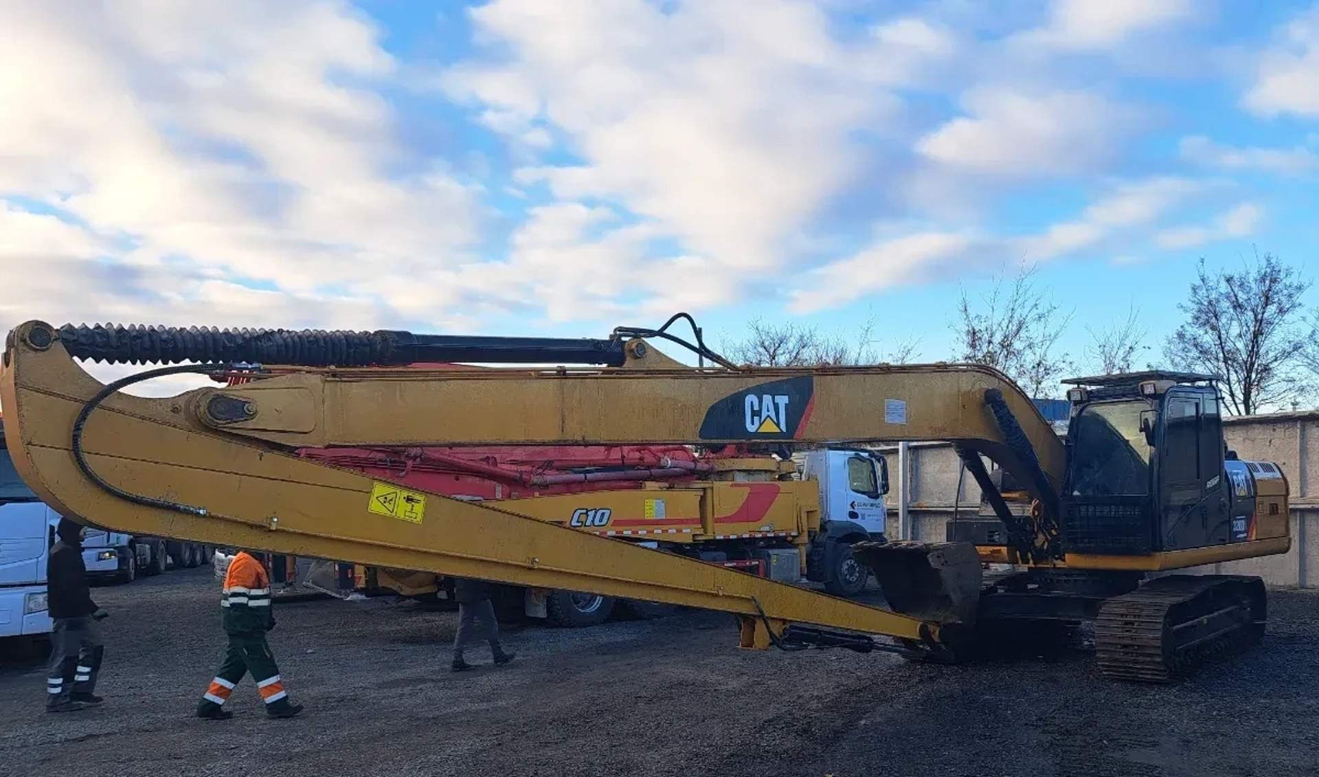 Послуги екскаватора CAT 320 зі стрілою 16м