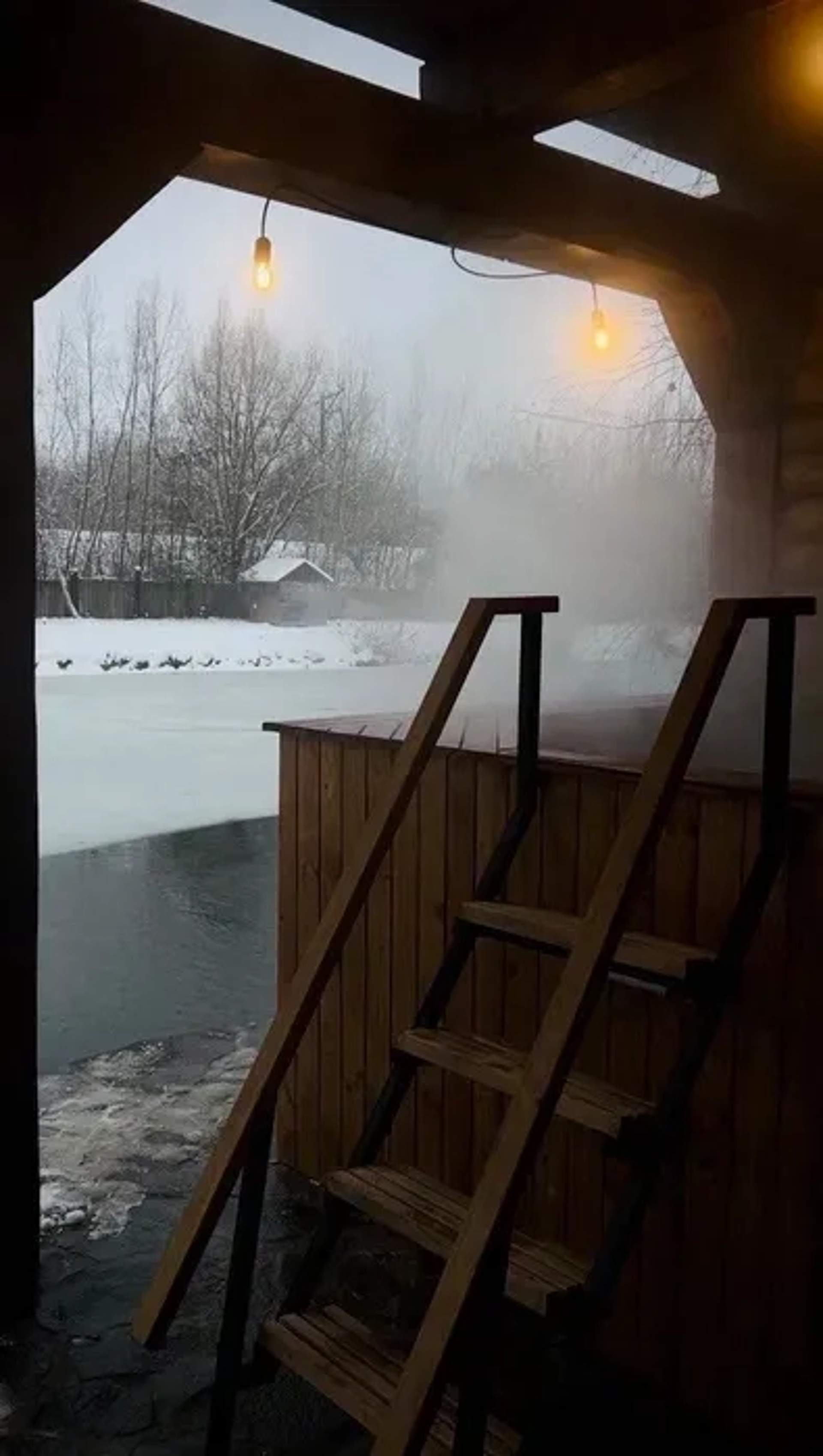 Затишний будиночок біля ставка з чаном та сауною