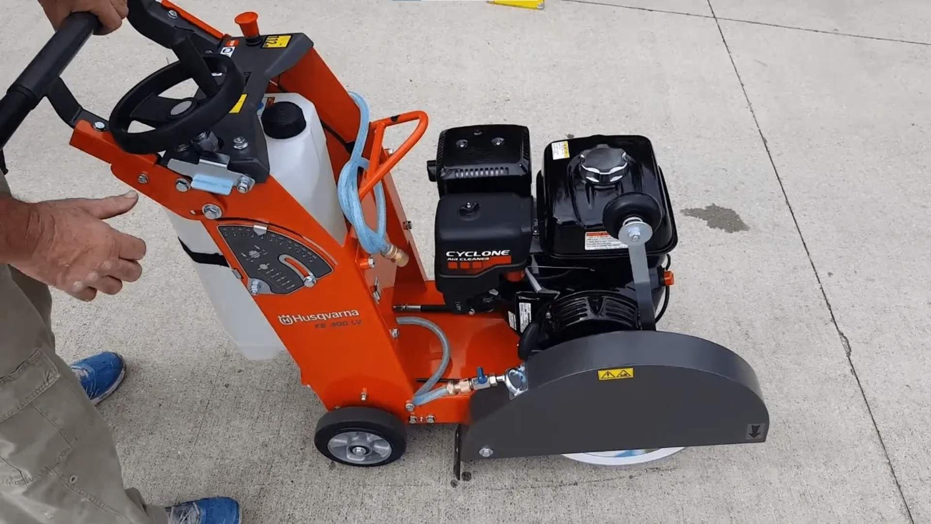 Швонарізчик Husqvarna для: різання асфальтних та бетонних покриттів