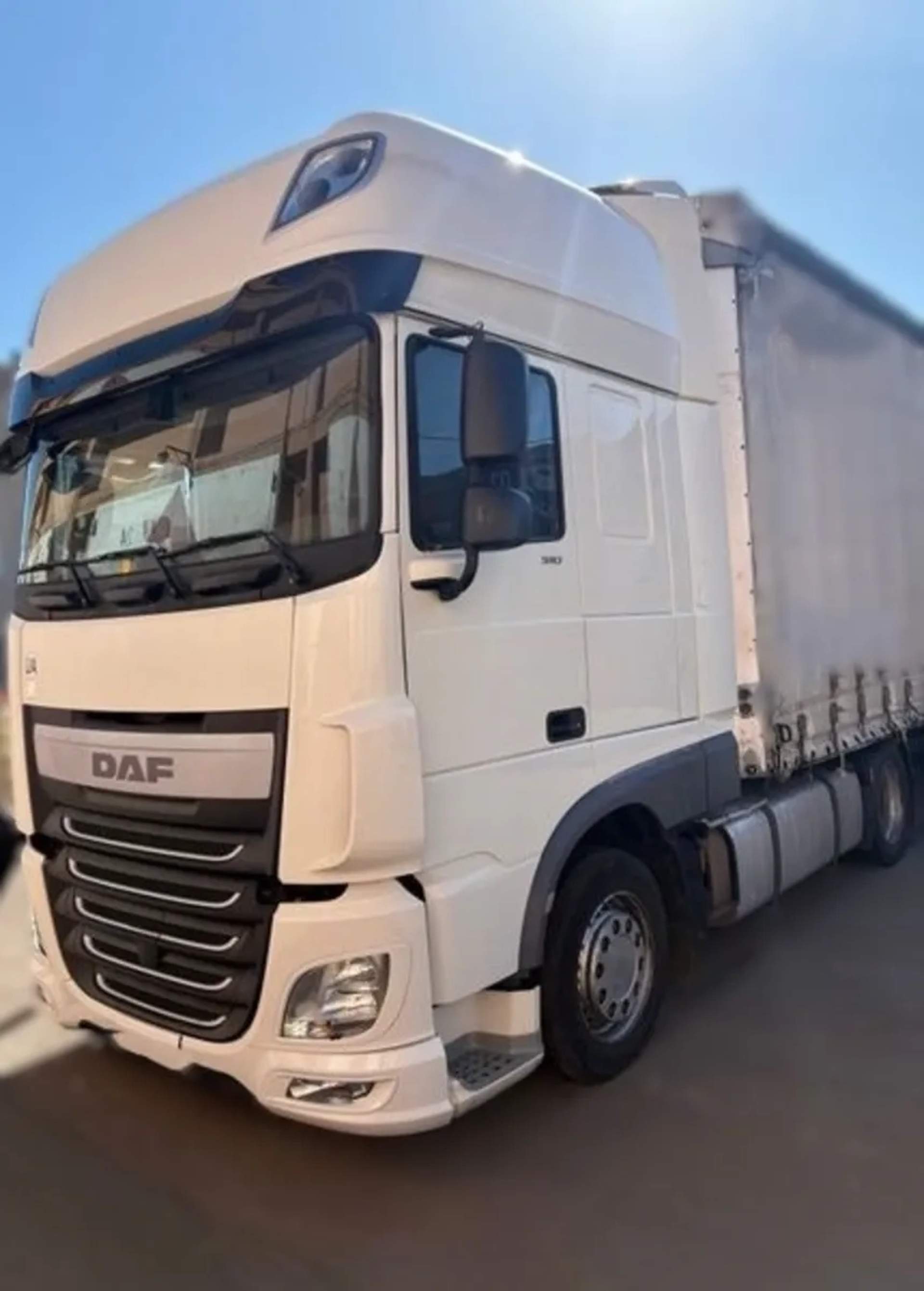 Тягач DAF XF для перевезення вантажів