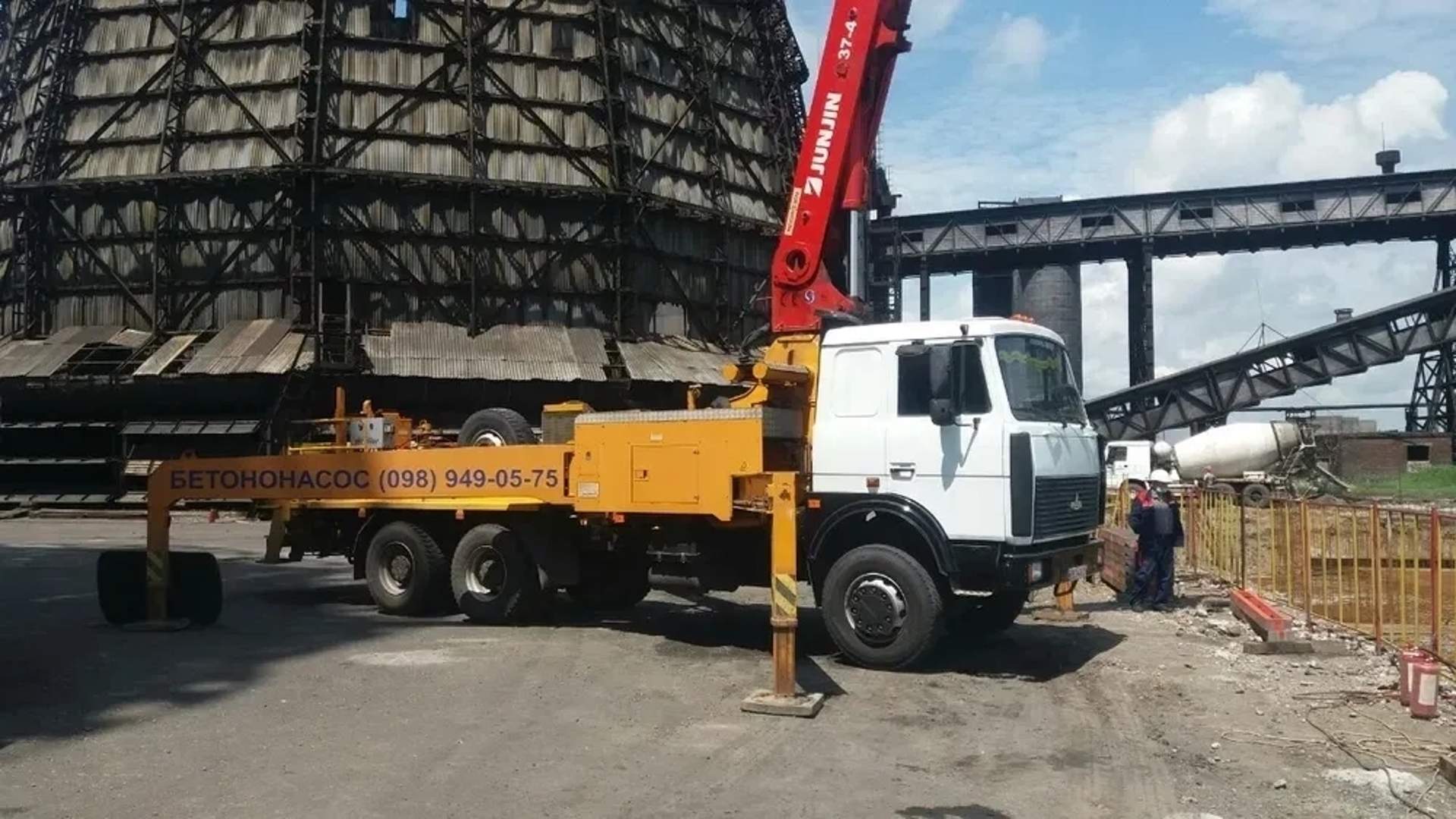 Автобетононасос на базі МАЗ (стріла 28 метрів)