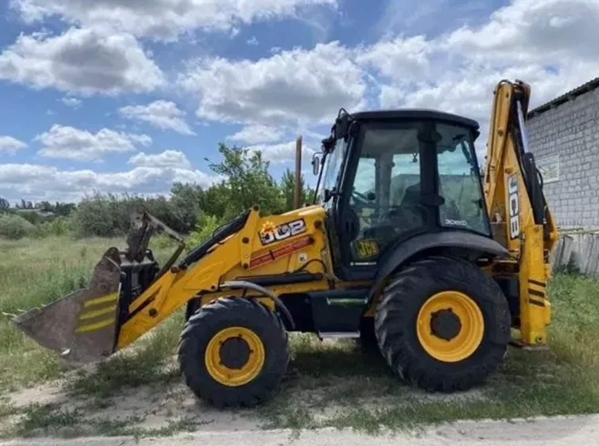 Екскаватор JCB 3CX для прокладання траншей