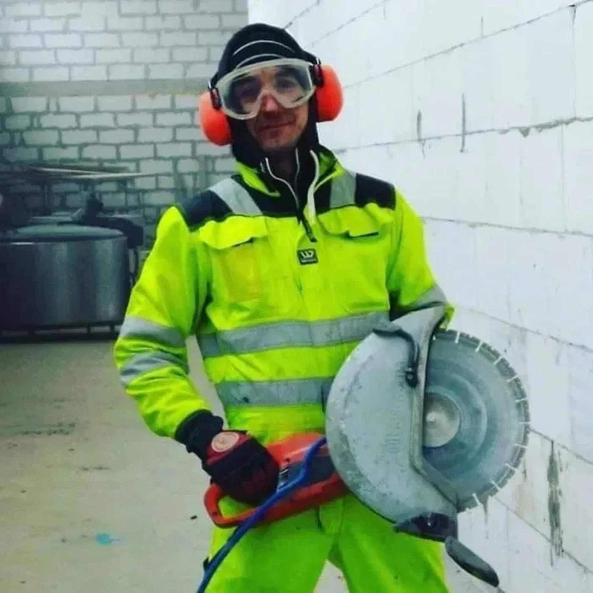 Алмазна різка пройомів під двері,сходи Різка бетону,цегли Демонтаж