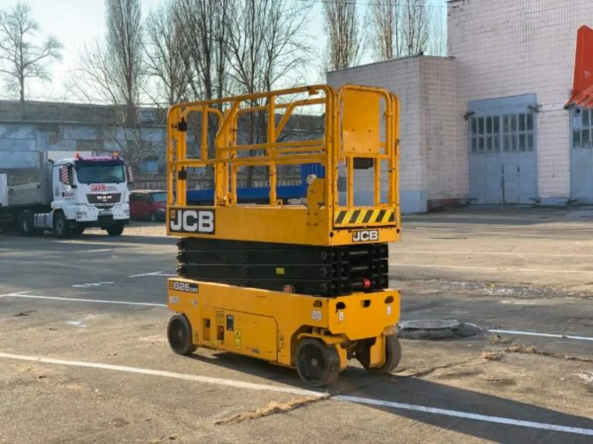 Електричний ножичний підйомник JCB S2632E для висотних робіт