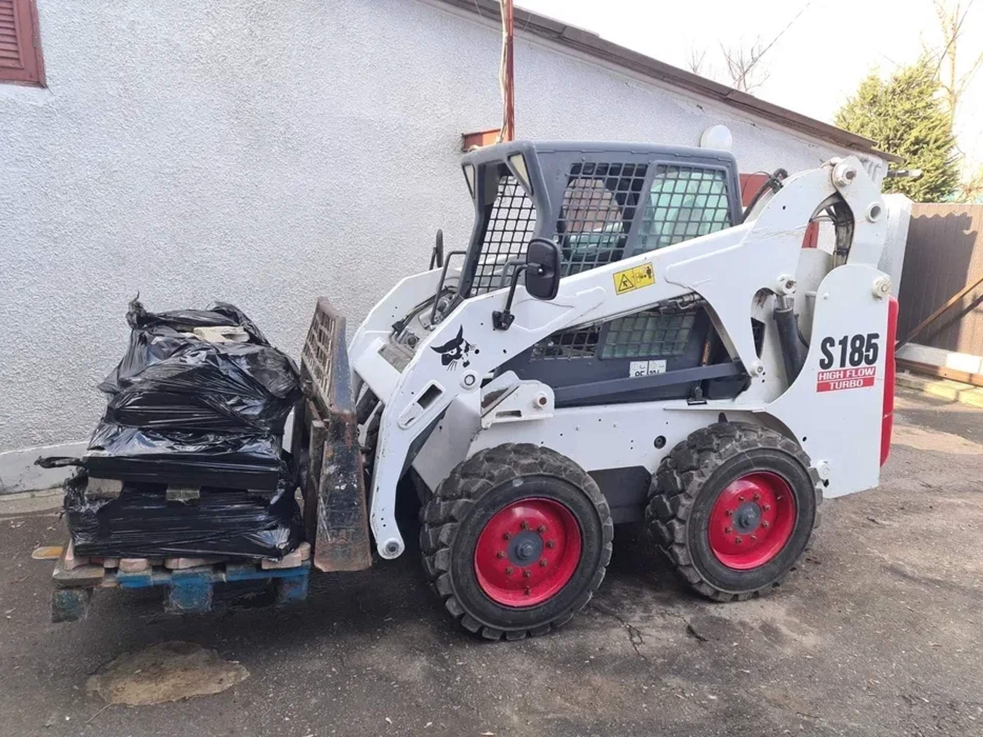 Навантажувач на базі Bobcat S185