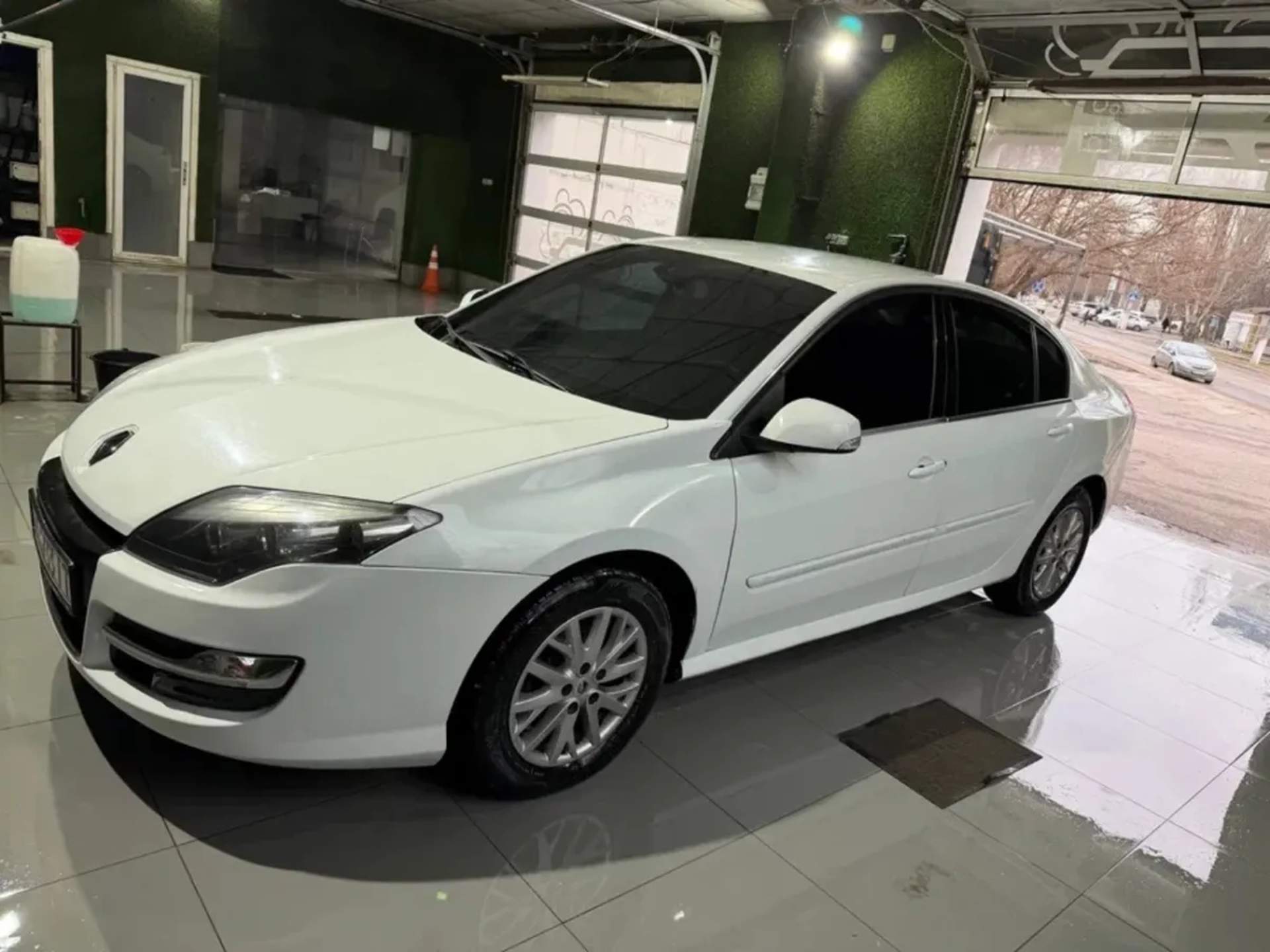 Доглянутий автомобіль Renault Laguna