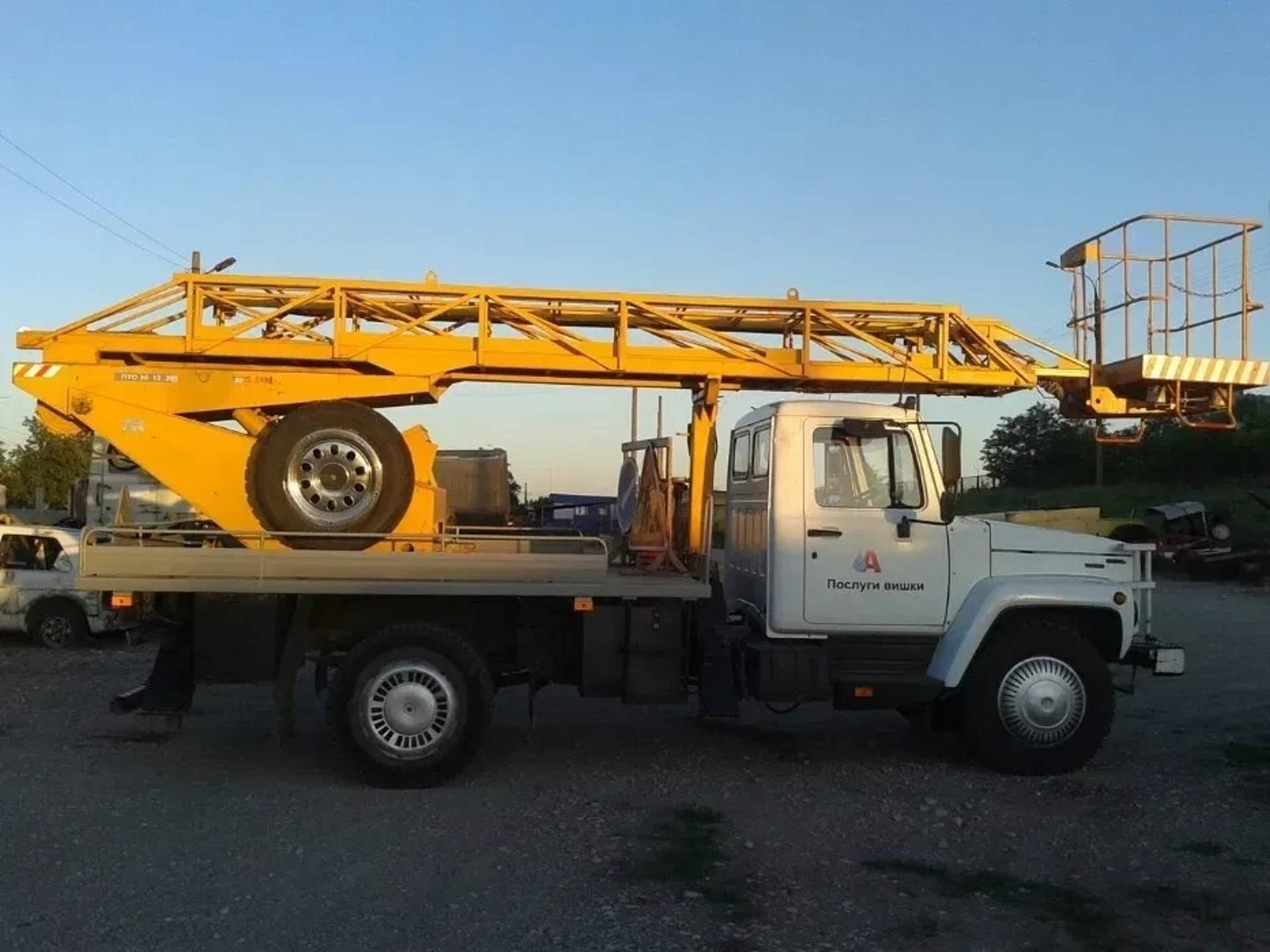 Автовишка АП-18 на базі авто ГАЗ-3307
