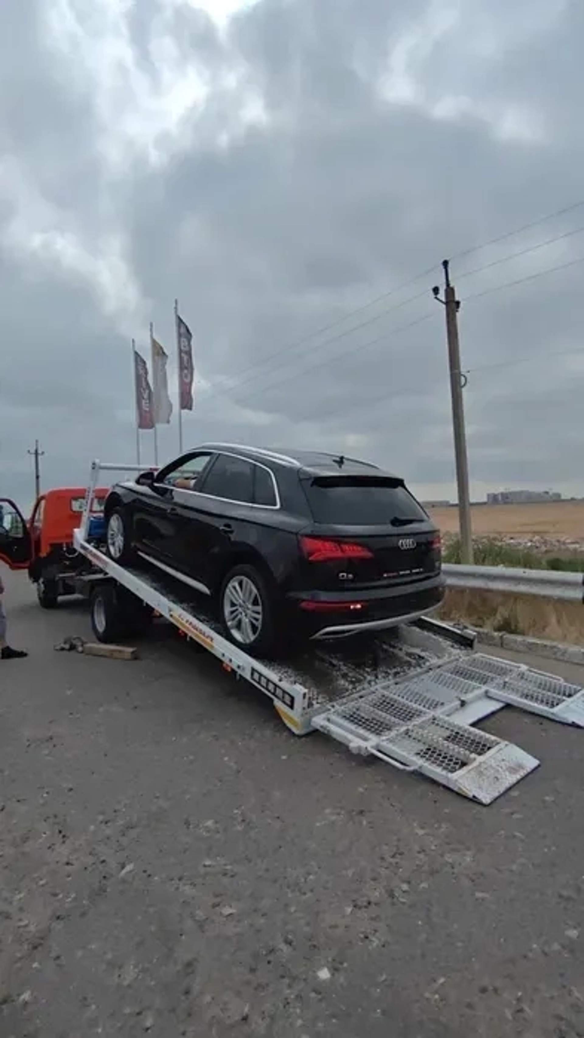 Евакуатор Mitsubishi Fuso Canter із зсувною гідроплатформою.