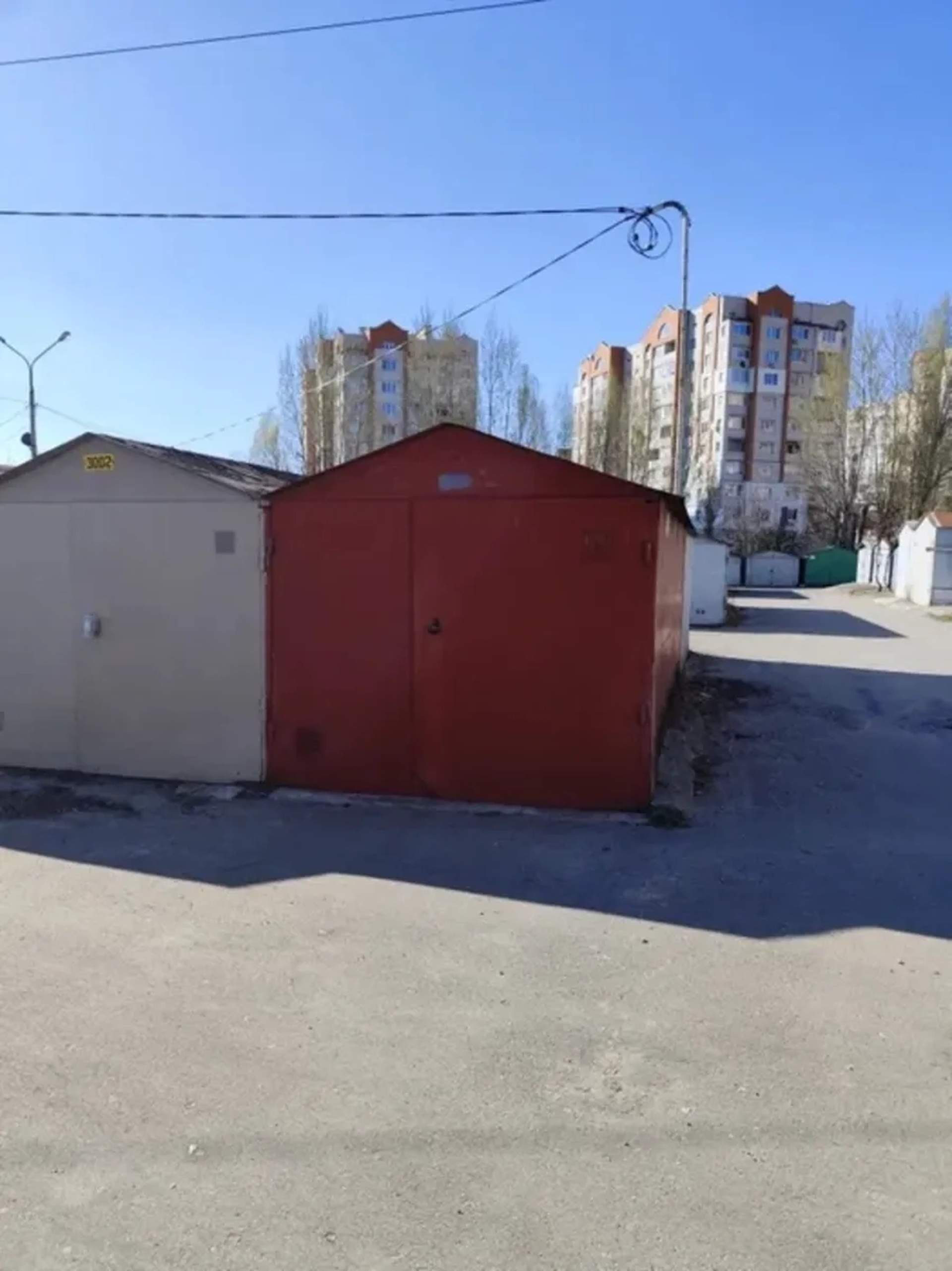 Надійний металевий гараж під охороною