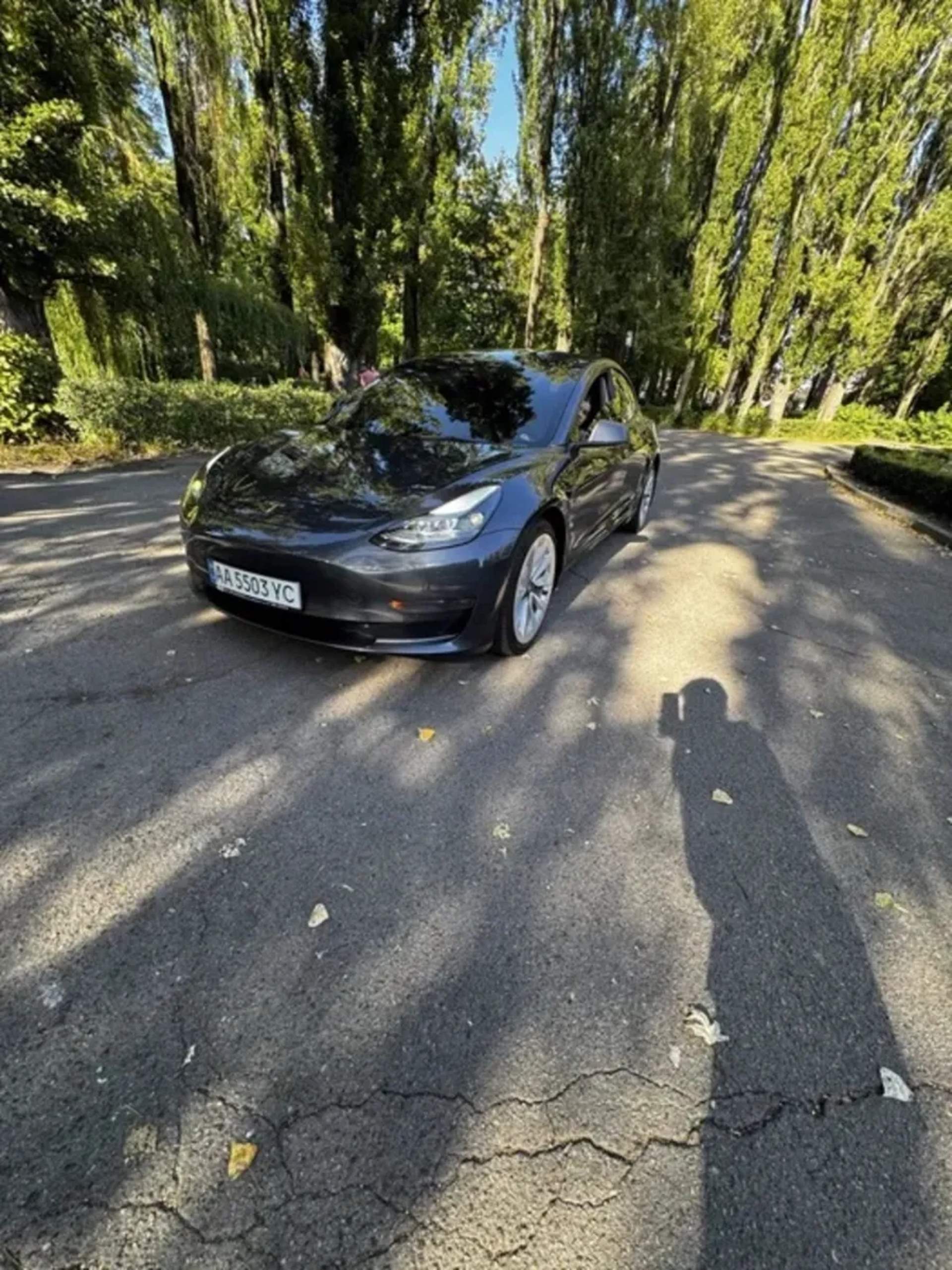 Автомобіль бізнес класу Tesla Model 3