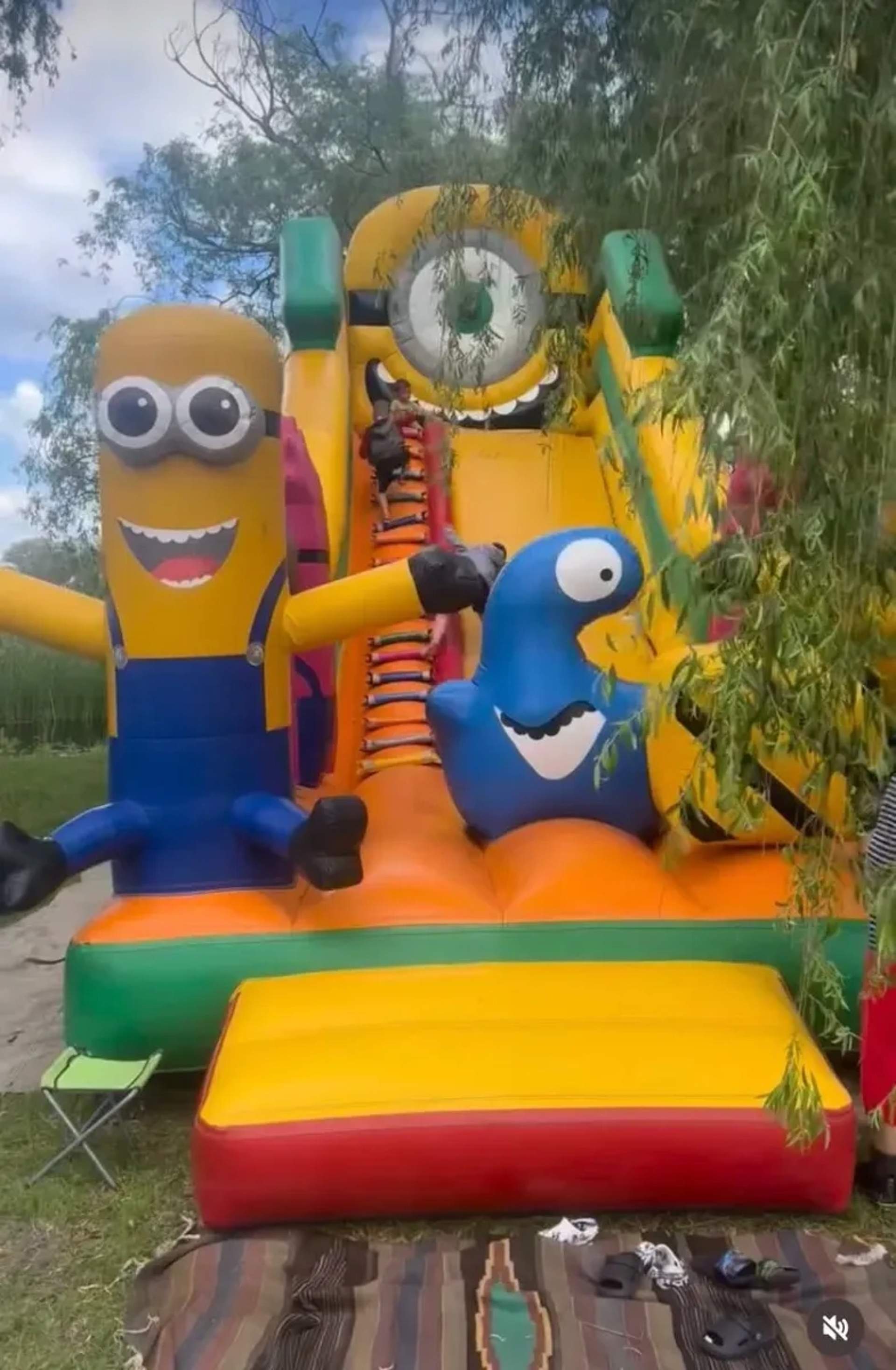 Надувна гірка «Міньйон» для парків та дитячих свят