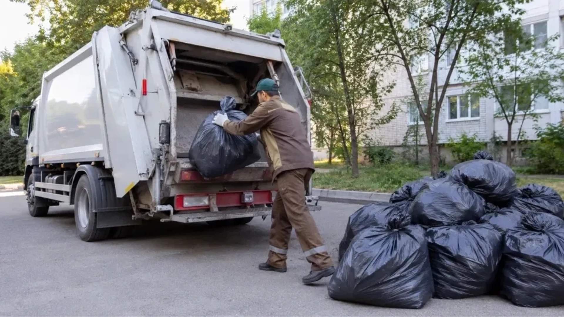 Сміттєвоз МАЗ для вивезення відходів