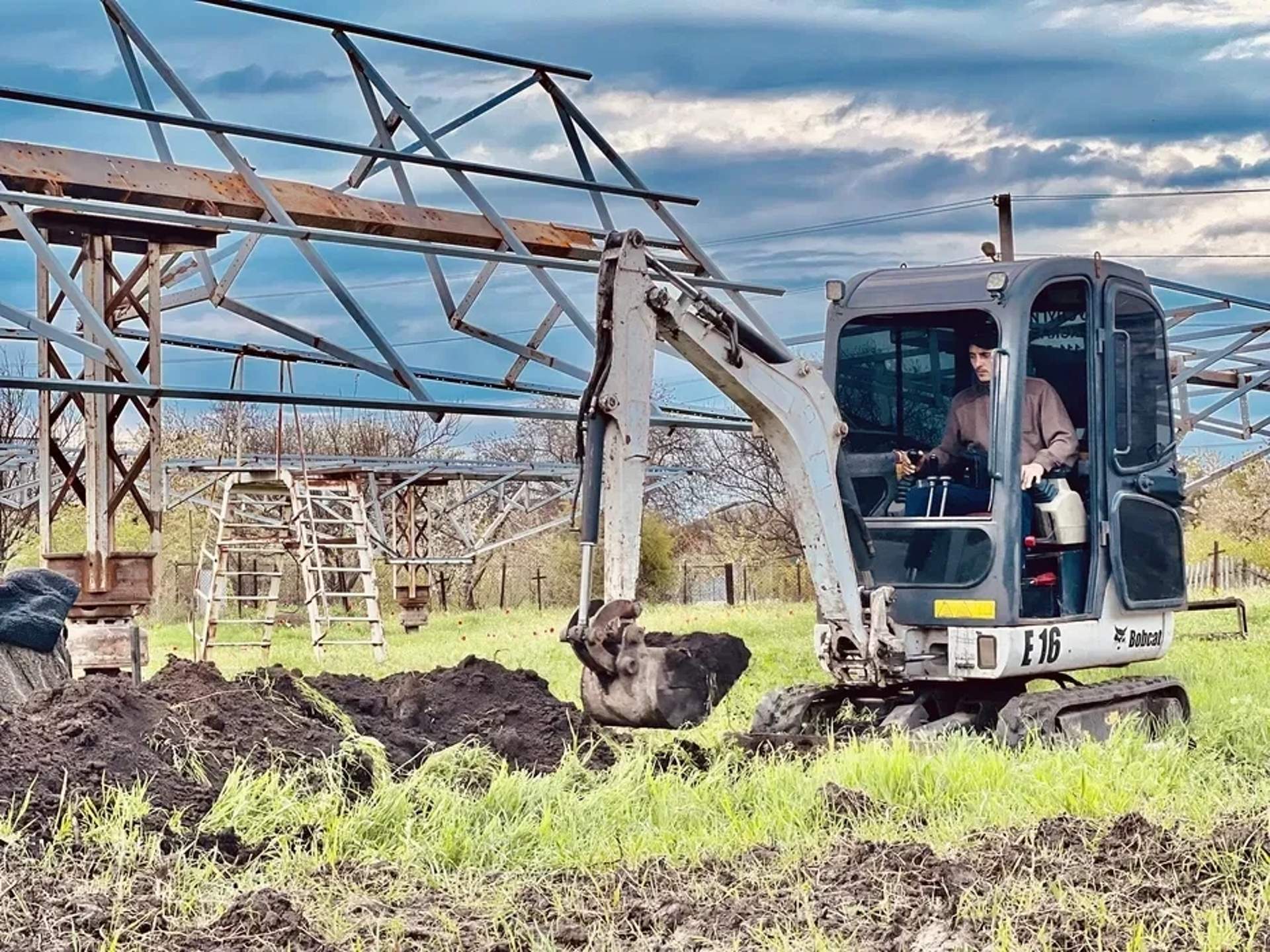 Гусеничний міні екскаватор Bobcat E16