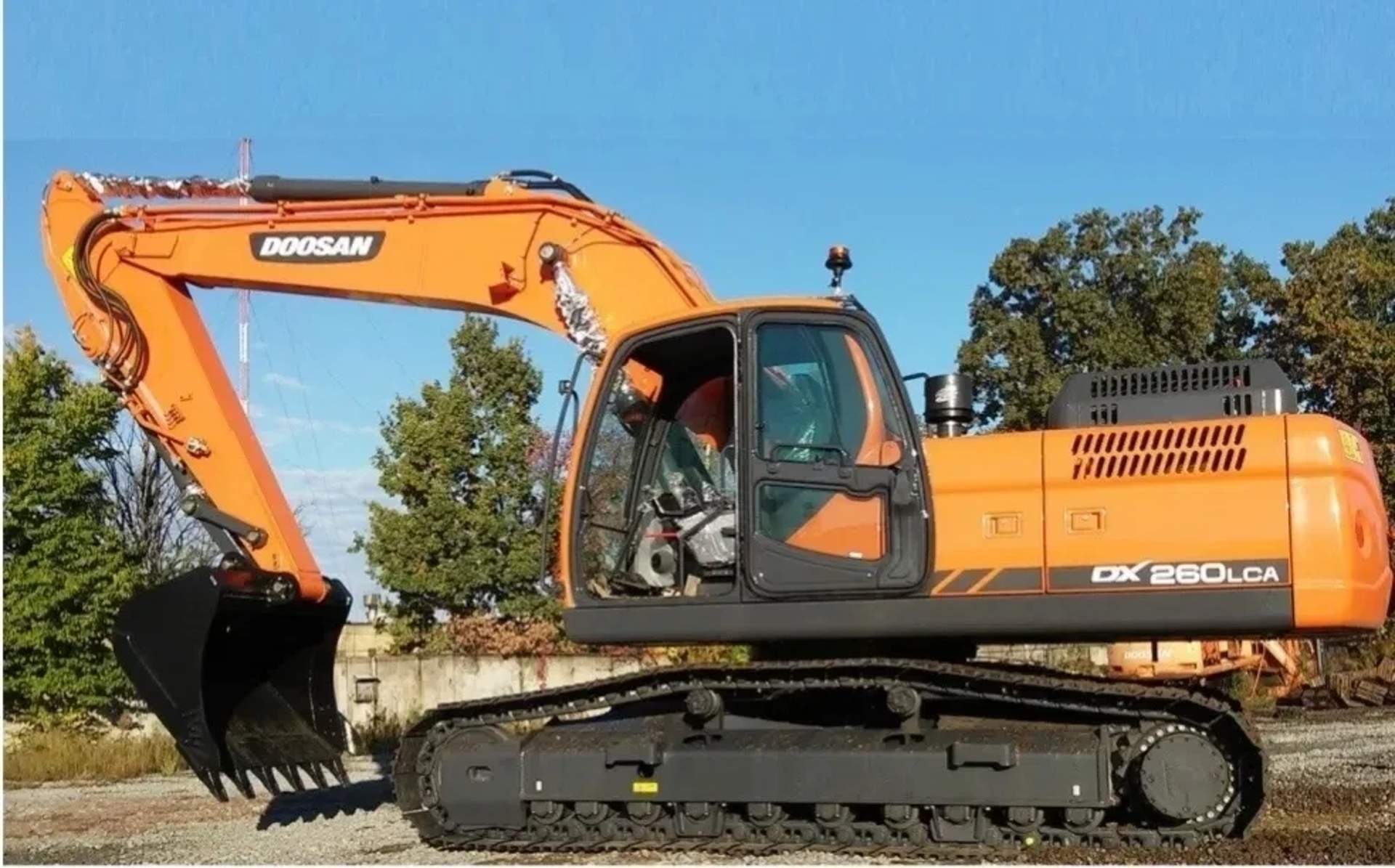Екскаватор навантажувач Doosan DX260LCA