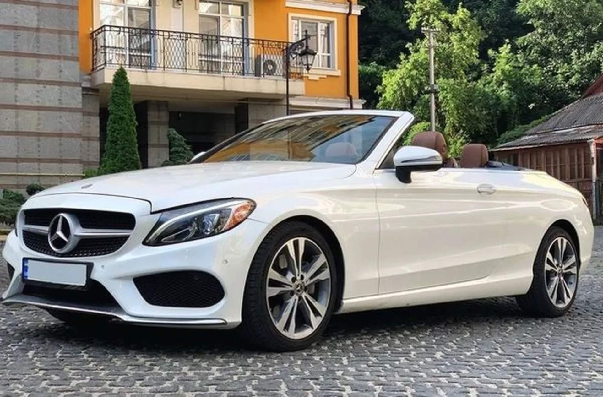 081 Mercedes-Benz C300 Cabrio білий без водія