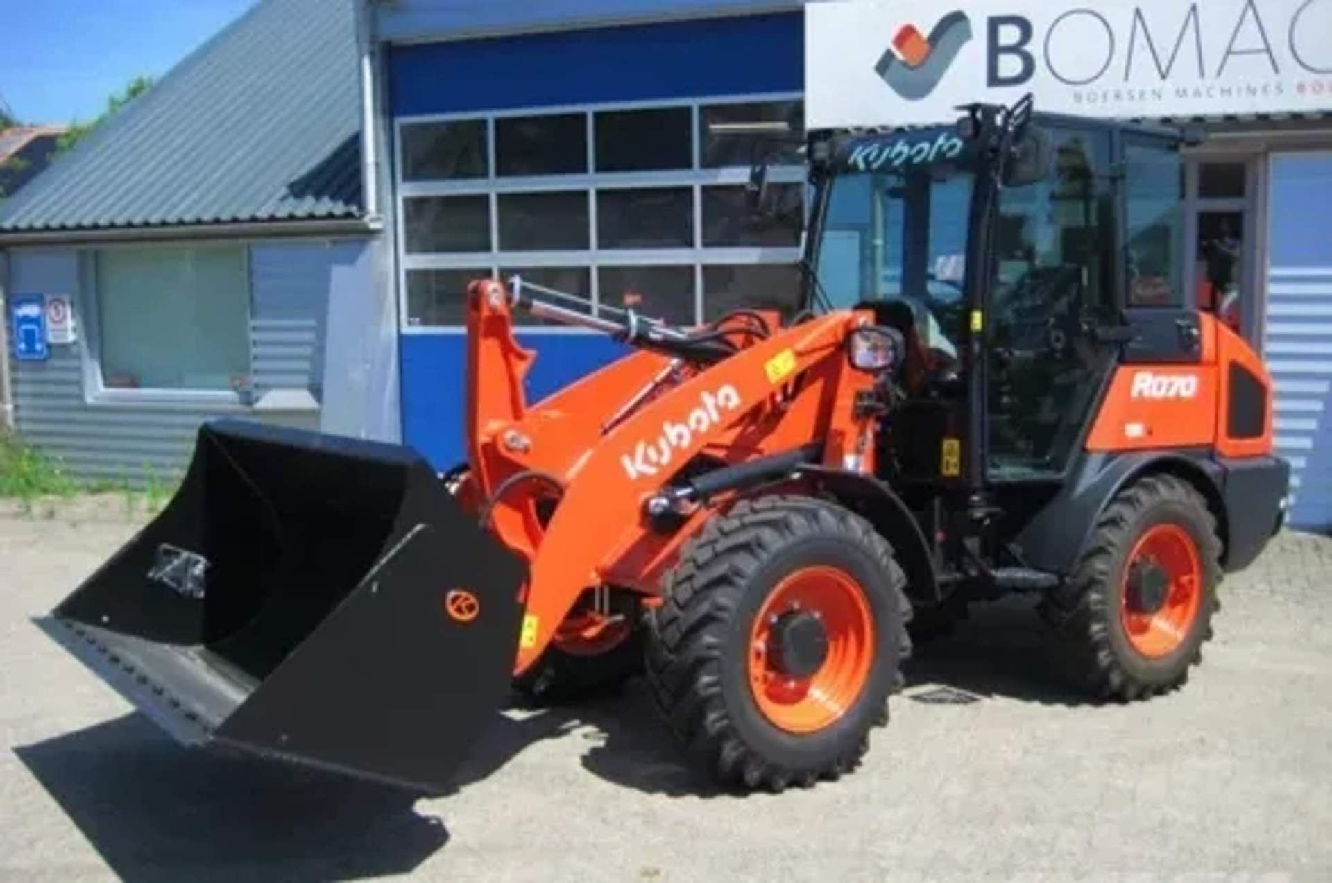 Фронтальний навантажувач Kubota R070