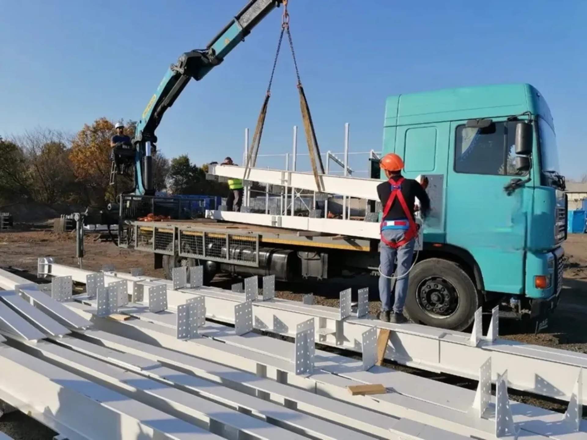 Кран маніпулятор на базі DAF для перевезення та монтажу