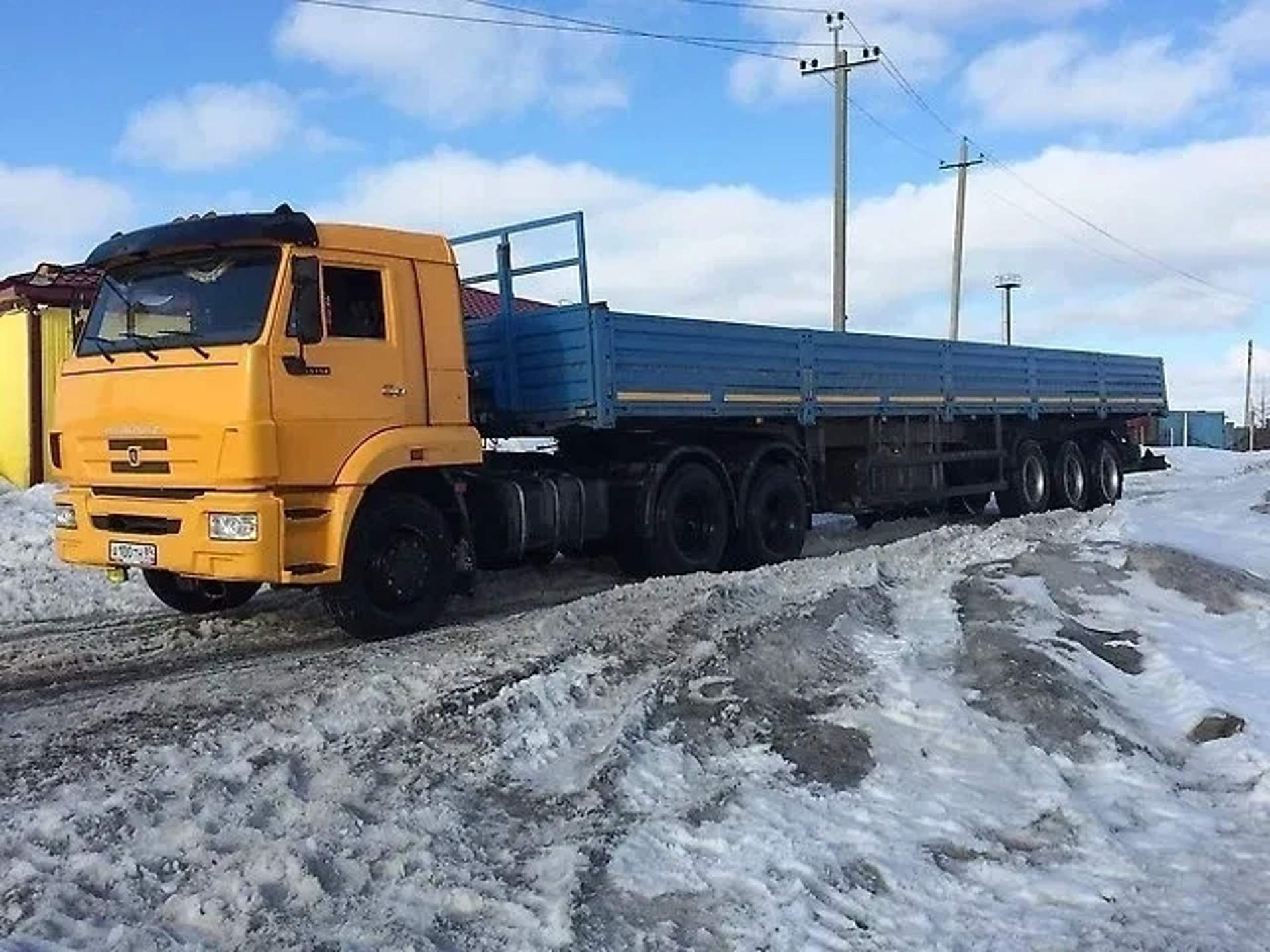 Сідельний тягач КамАЗ з тривісним бортовим напівпричепом
