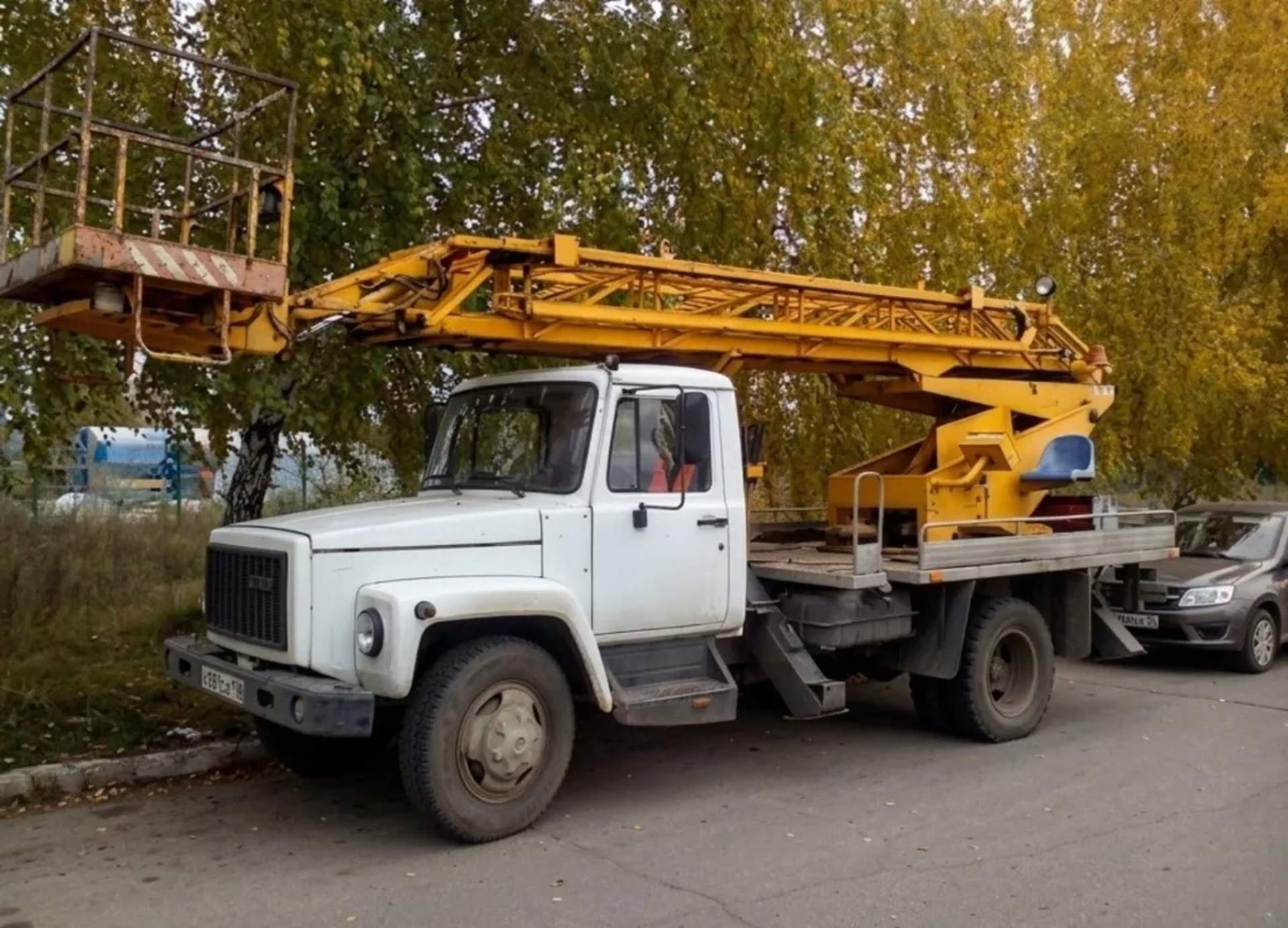 Телескопічна автовишка АП-18 для виконання маловисотних завдань