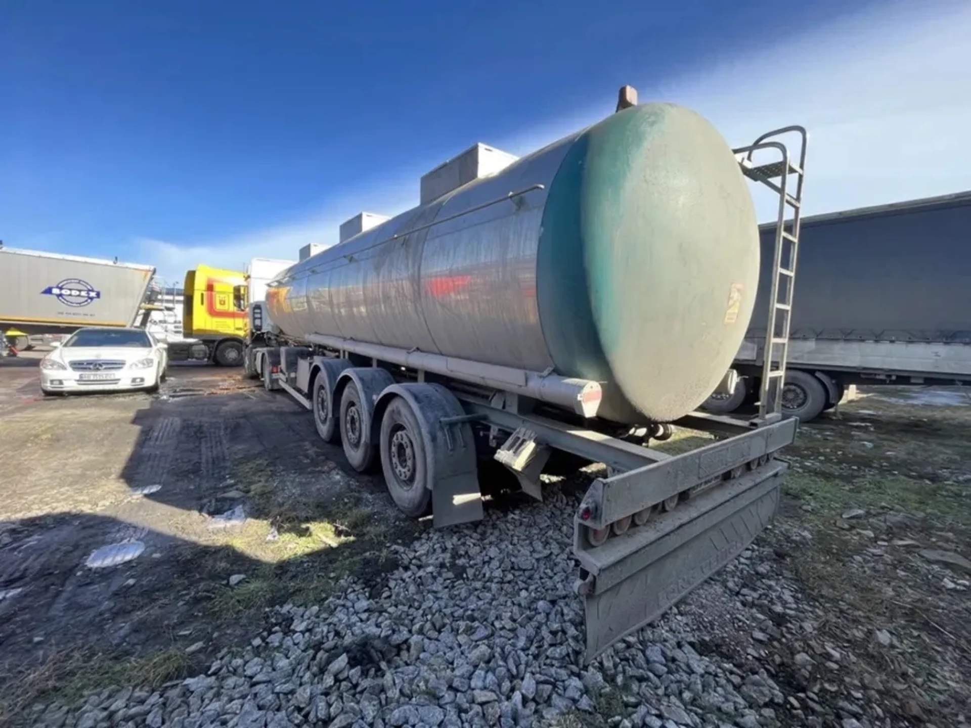 Автоцистерна для перевезення технічних рідин промислового призначення