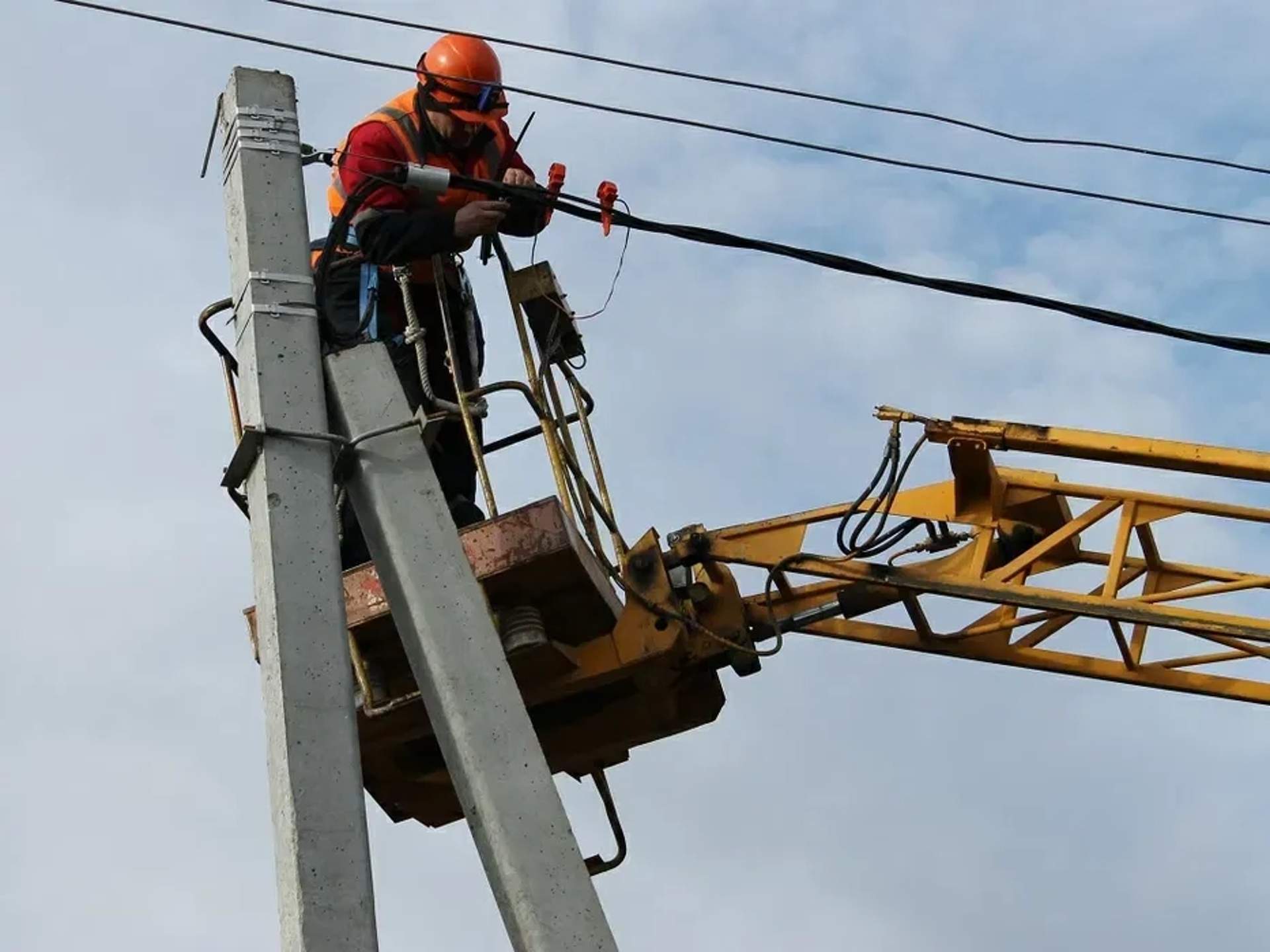 Підключення будинків та ділянок до електромережі 220 і 380V. Виклик електрика.