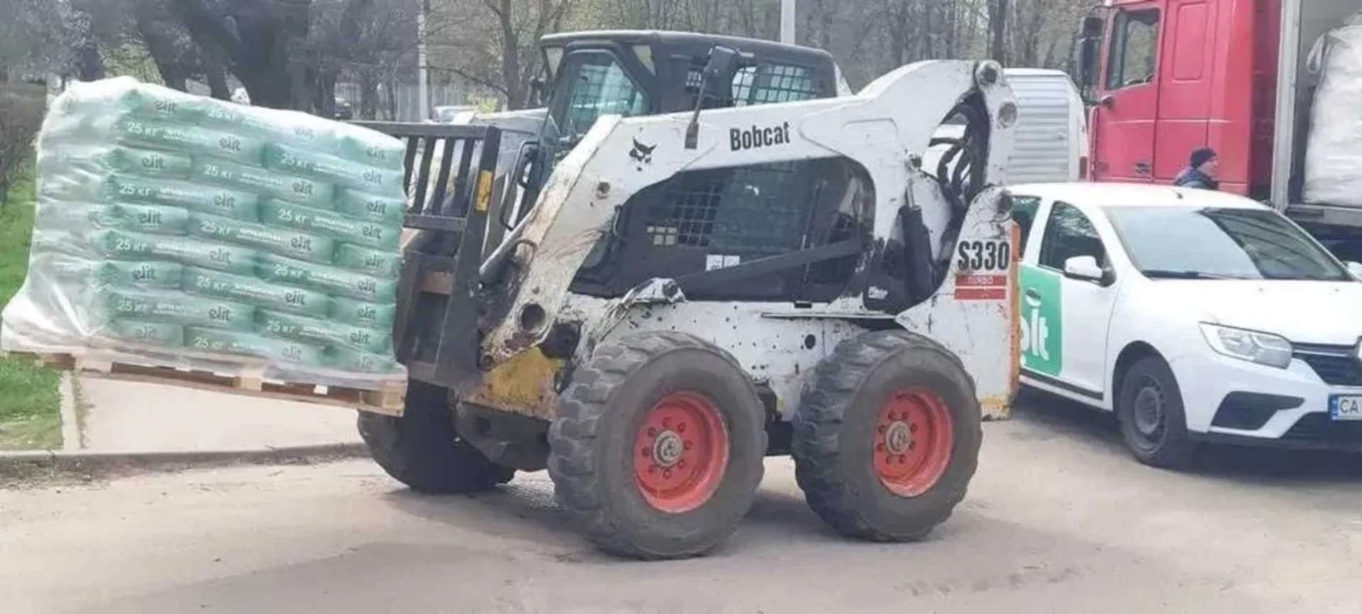 Мінінавантажувач Bobcat S330 з вилами