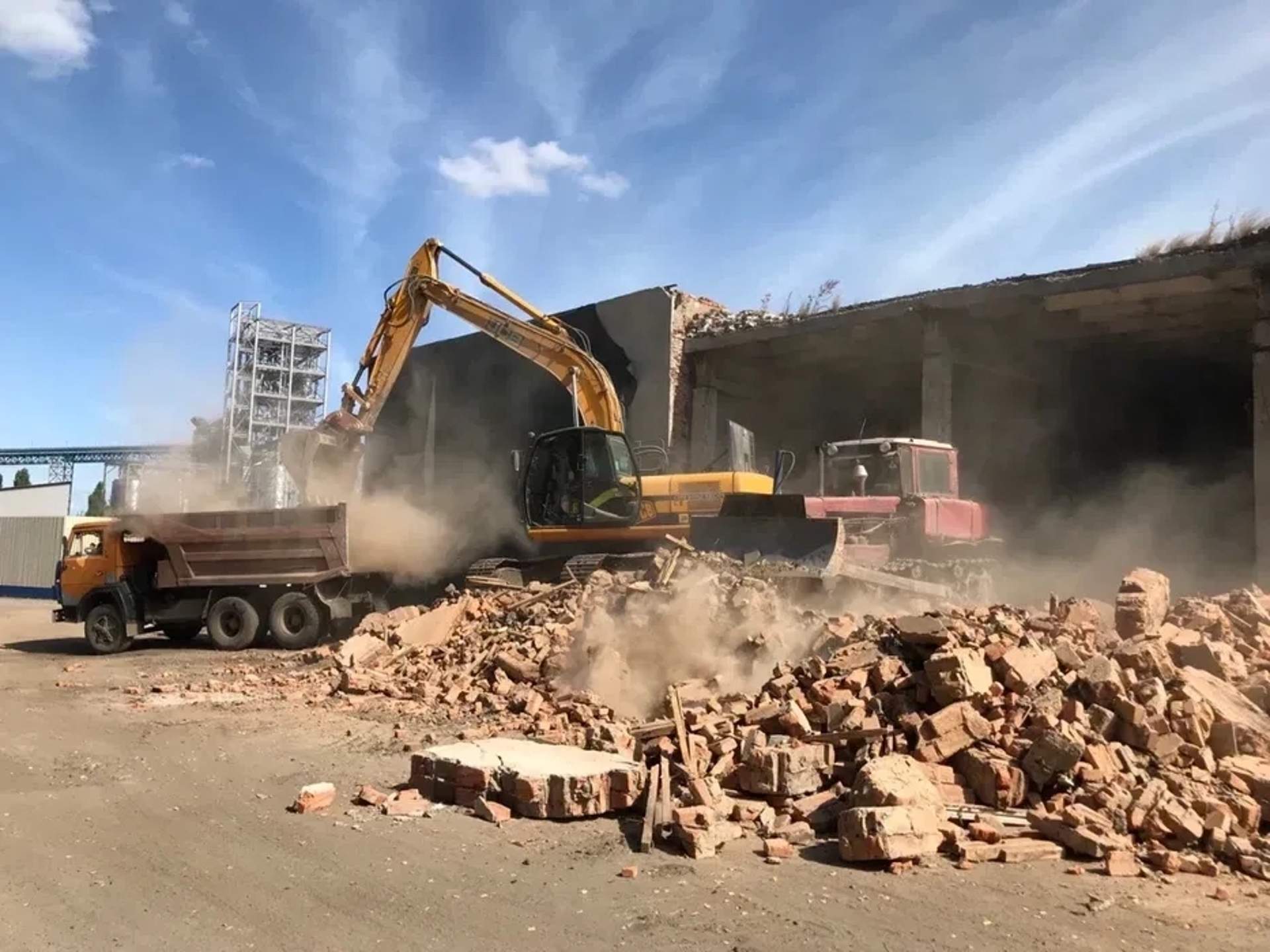 Гусеничний екскаватор JCB JS 220LC для земляних робі