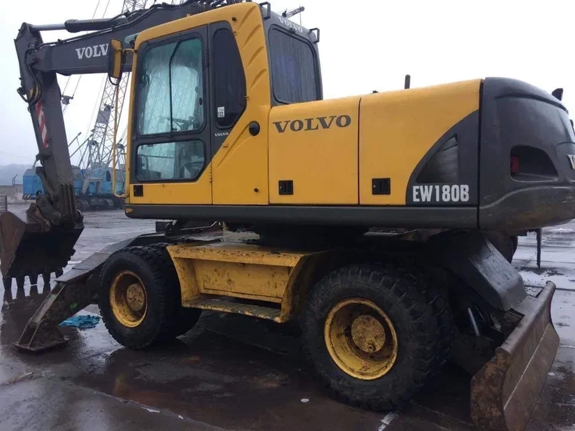 Повноповоротний екскаватор Volvo EW180B