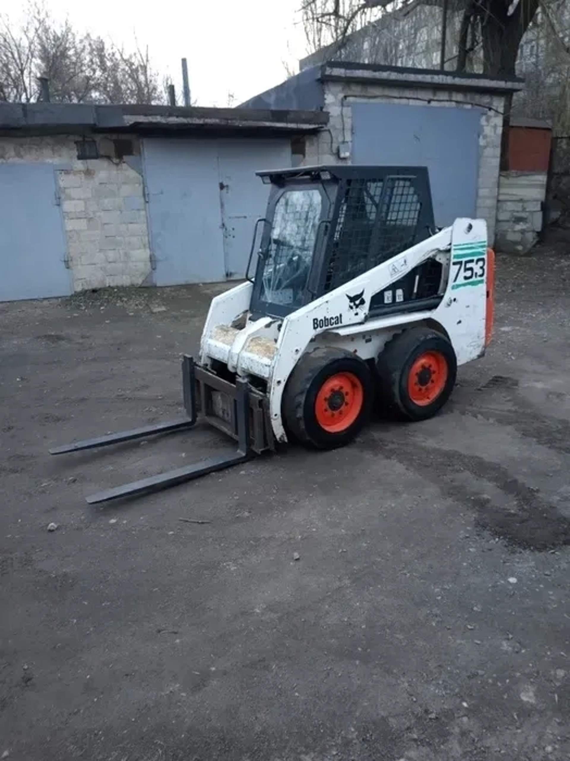Bobcat 753 компактний мінінавантажувач для будівельних робіт