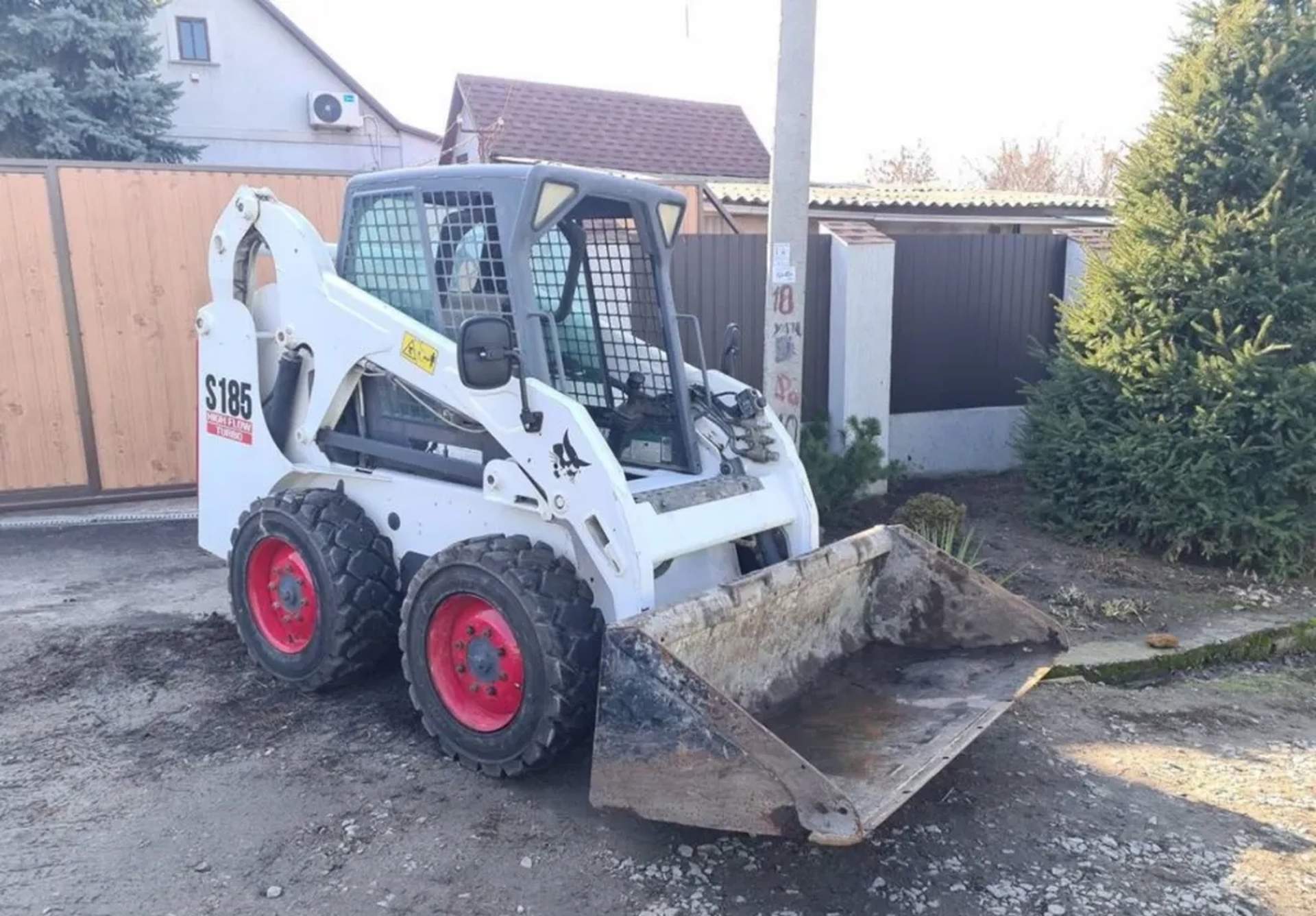 Міні-навантажувач Bobcat S185 для демонтажних робіт.