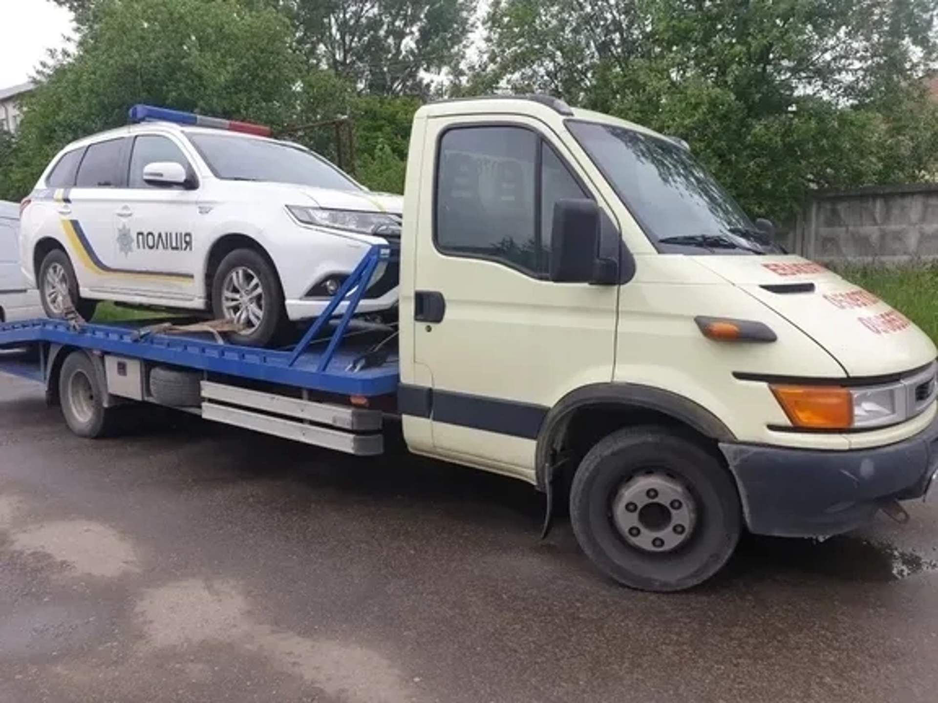 Евакуатор на базі Iveco Daily для перевезення легкових автомобілів