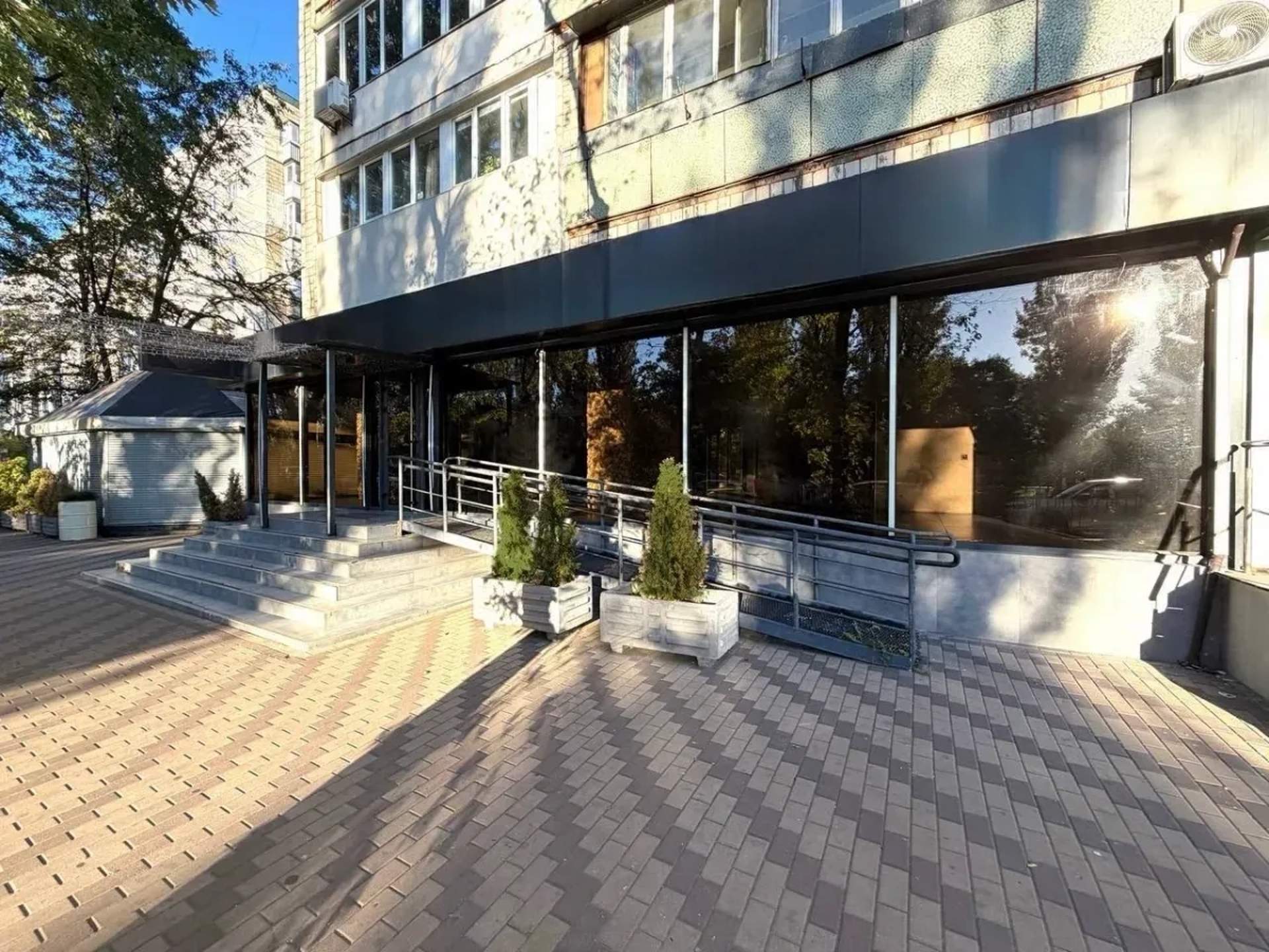 Фасадне приміщення 189 м2 + тераса 75 м2 на Русанівському бульварі