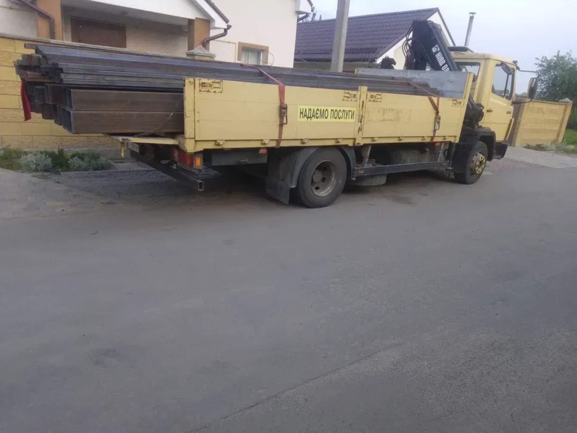 Комплексні послуги: 5т автодоставка довгомірів (до 7м) та завантаження-розвантаження маніпулятором.
