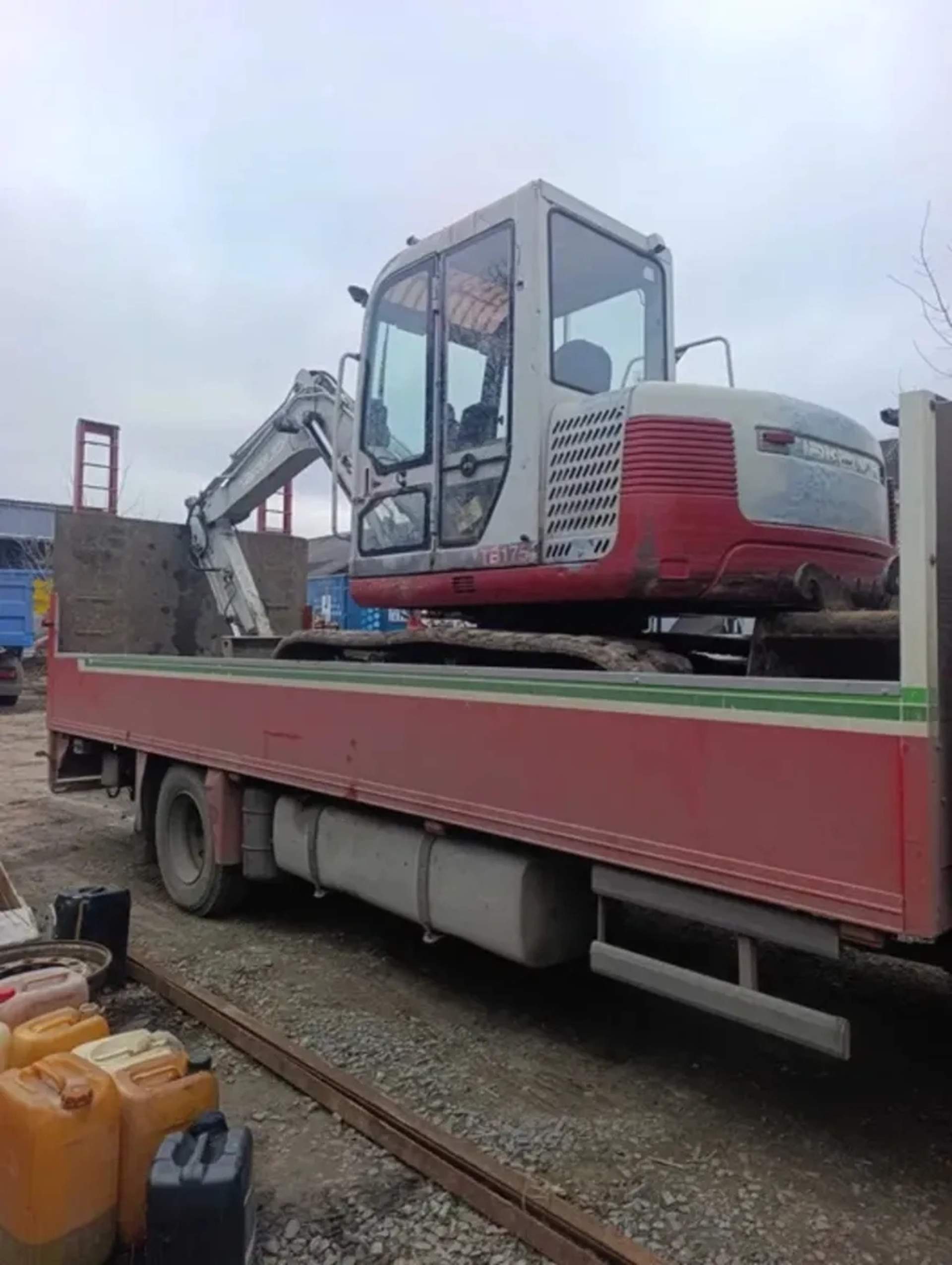 Takeuchi TB175 — потужний гусеничний екскаватор
