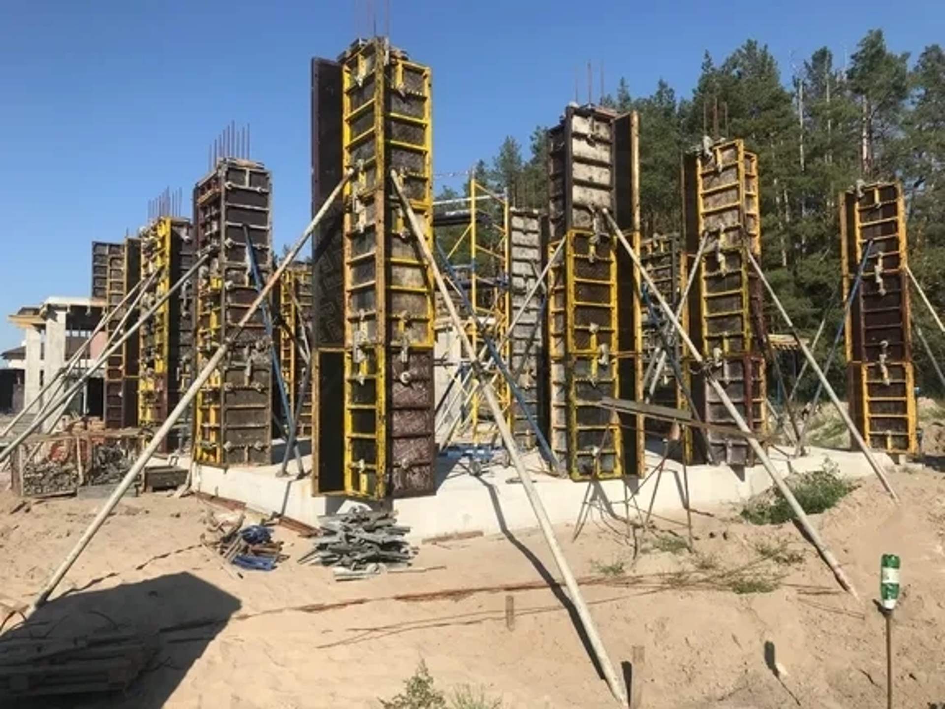 Вертикальна стінова опалубка для монолітного будівництва